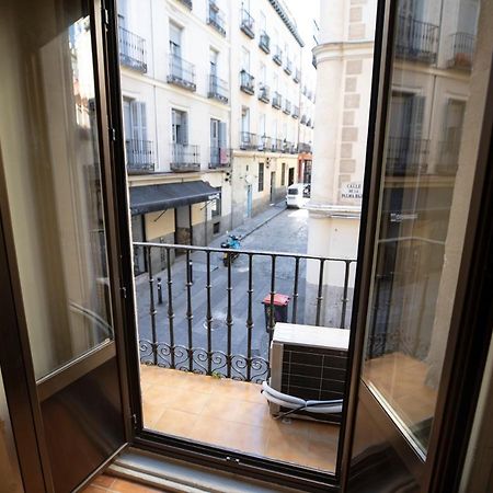 Hostal Los Perales Madrid Dış mekan fotoğraf A French window