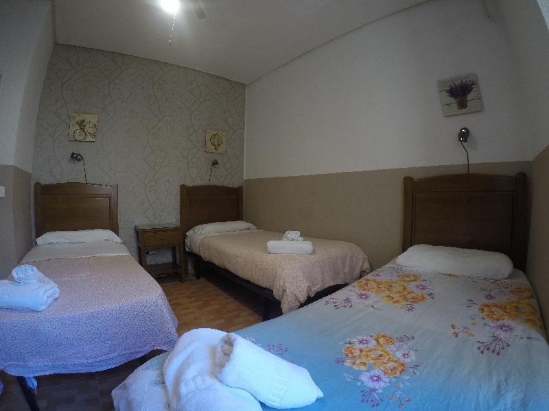 Hostal Los Perales Madrid Dış mekan fotoğraf A room at the hotel