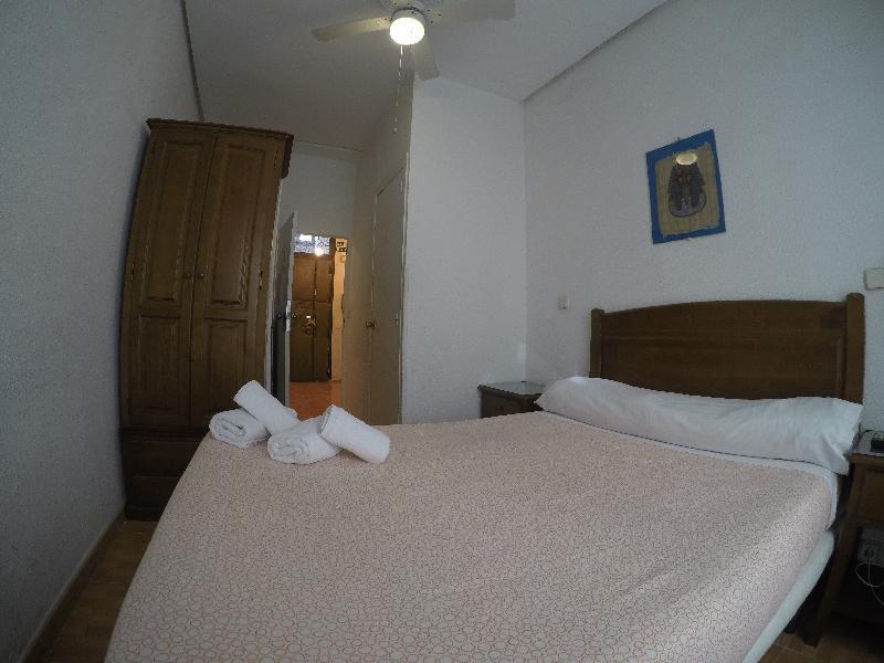 Hostal Los Perales Madrid Dış mekan fotoğraf A bedroom in a hotel