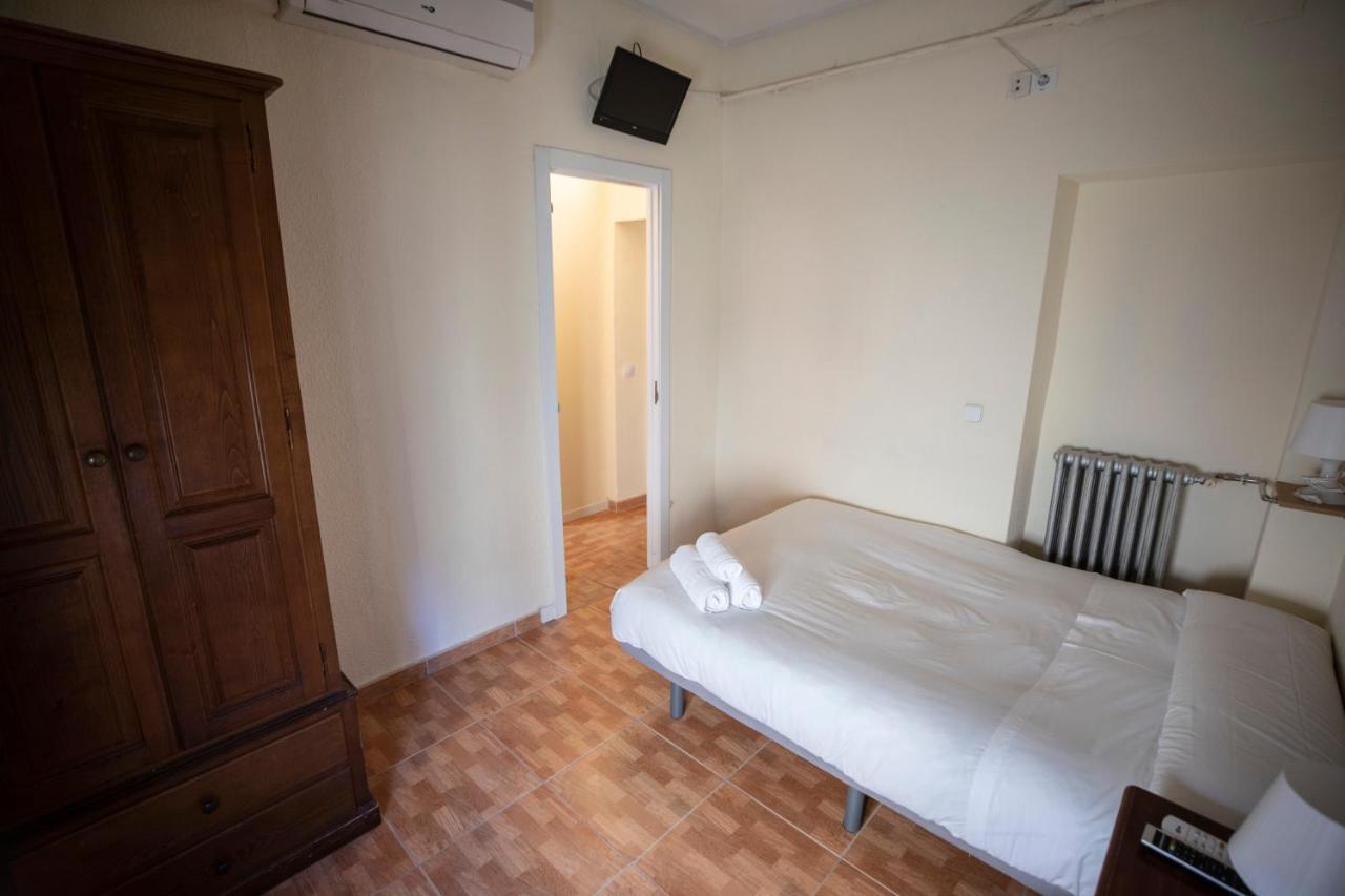Hostal Los Perales Madrid Dış mekan fotoğraf A room at the hostel
