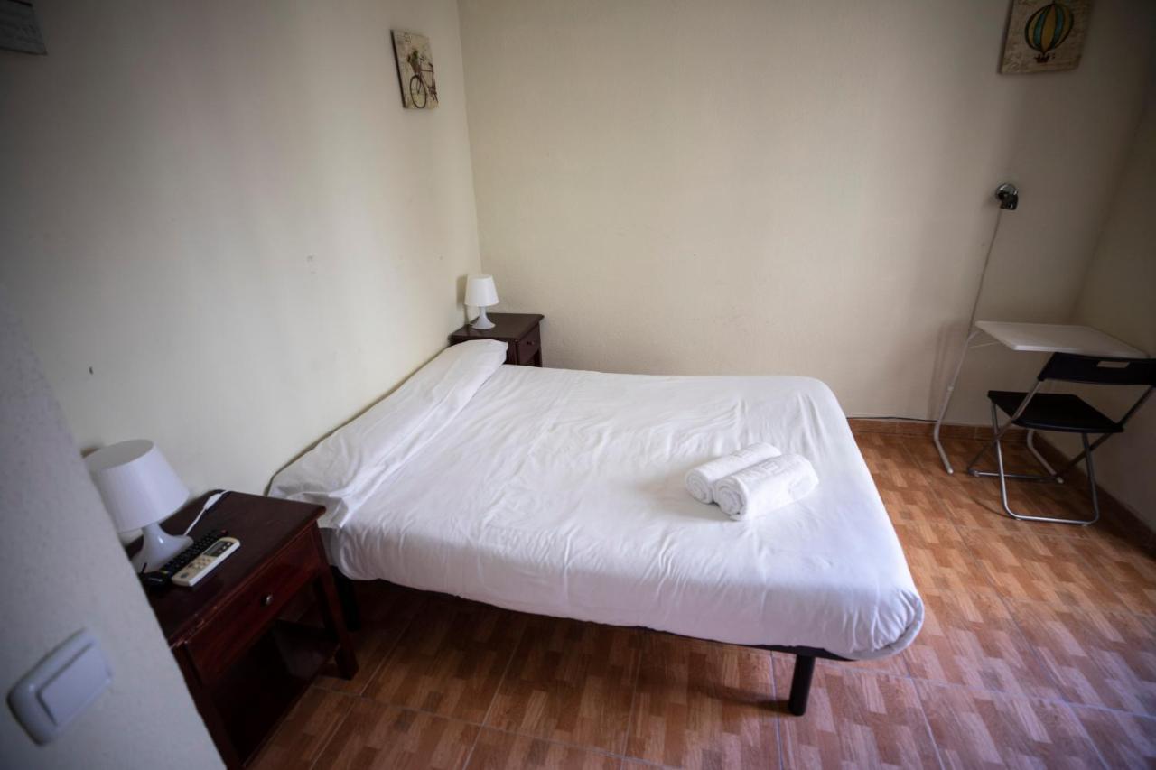 Hostal Los Perales Madrid Dış mekan fotoğraf A room at the hotel