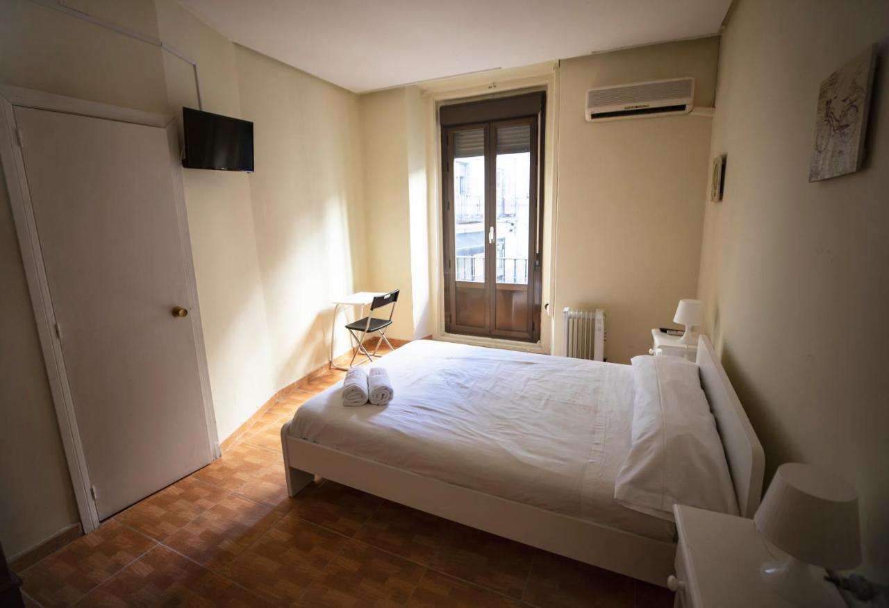 Hostal Los Perales Madrid Dış mekan fotoğraf A room at the hotel