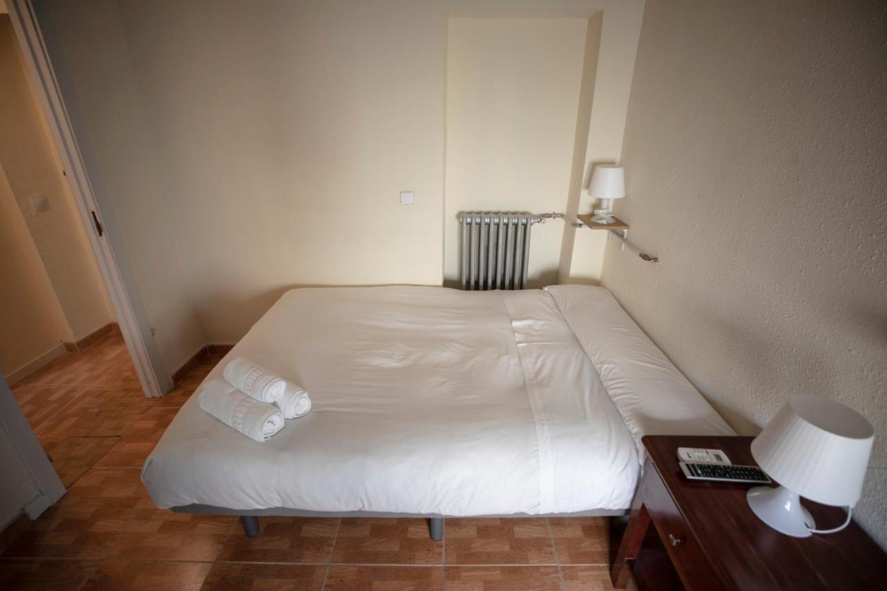 Hostal Los Perales Madrid Dış mekan fotoğraf A room at the hotel