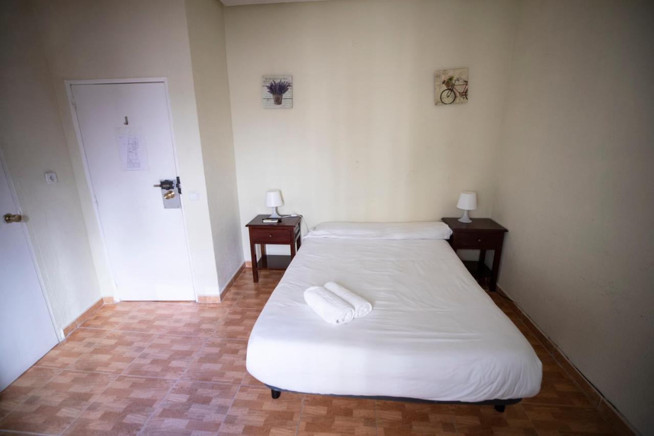Hostal Los Perales Madrid Dış mekan fotoğraf A room at the hostel
