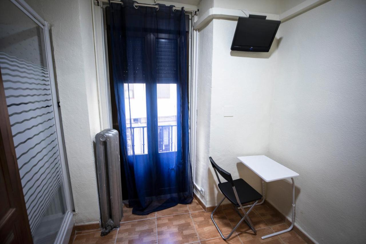 Hostal Los Perales Madrid Dış mekan fotoğraf A room at the hostel
