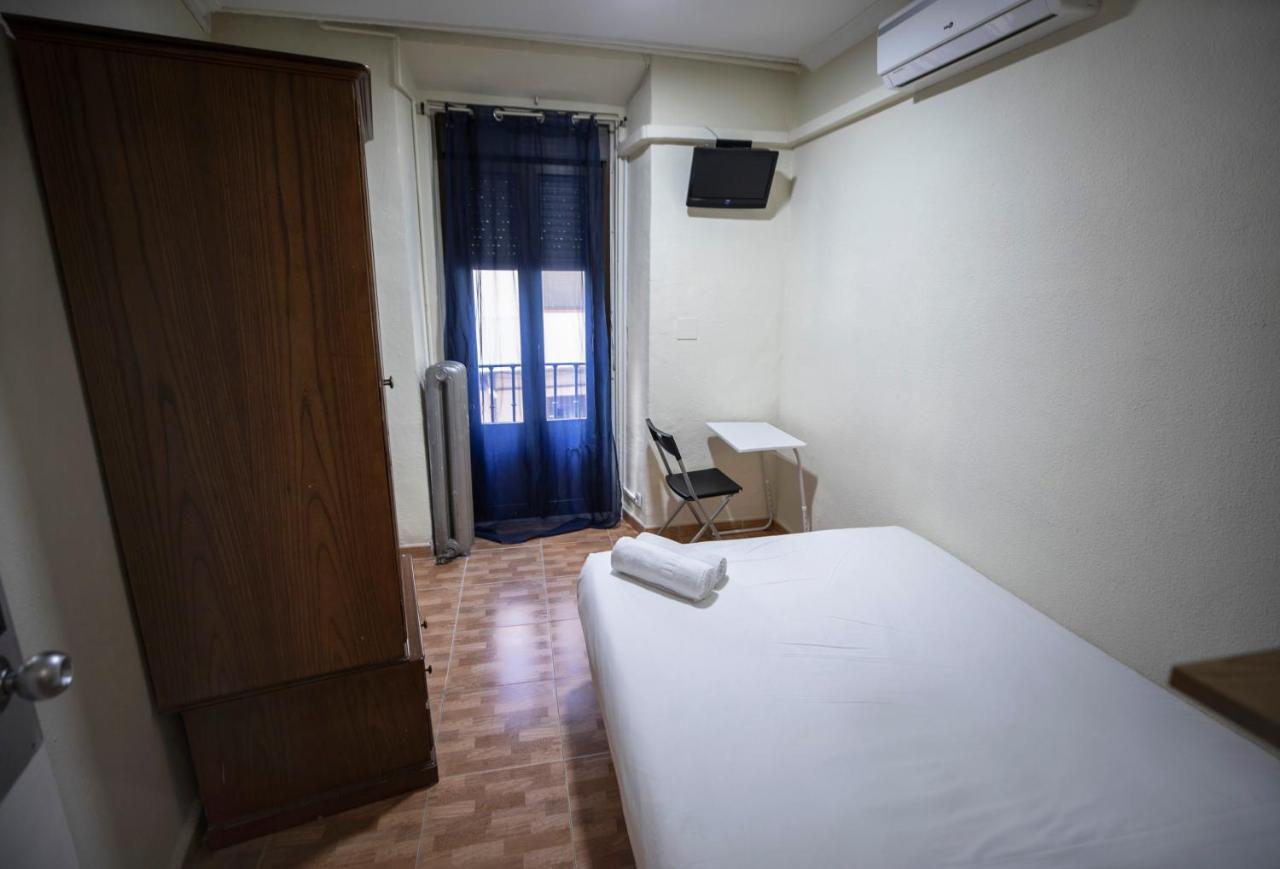 Hostal Los Perales Madrid Dış mekan fotoğraf A room at the hostel