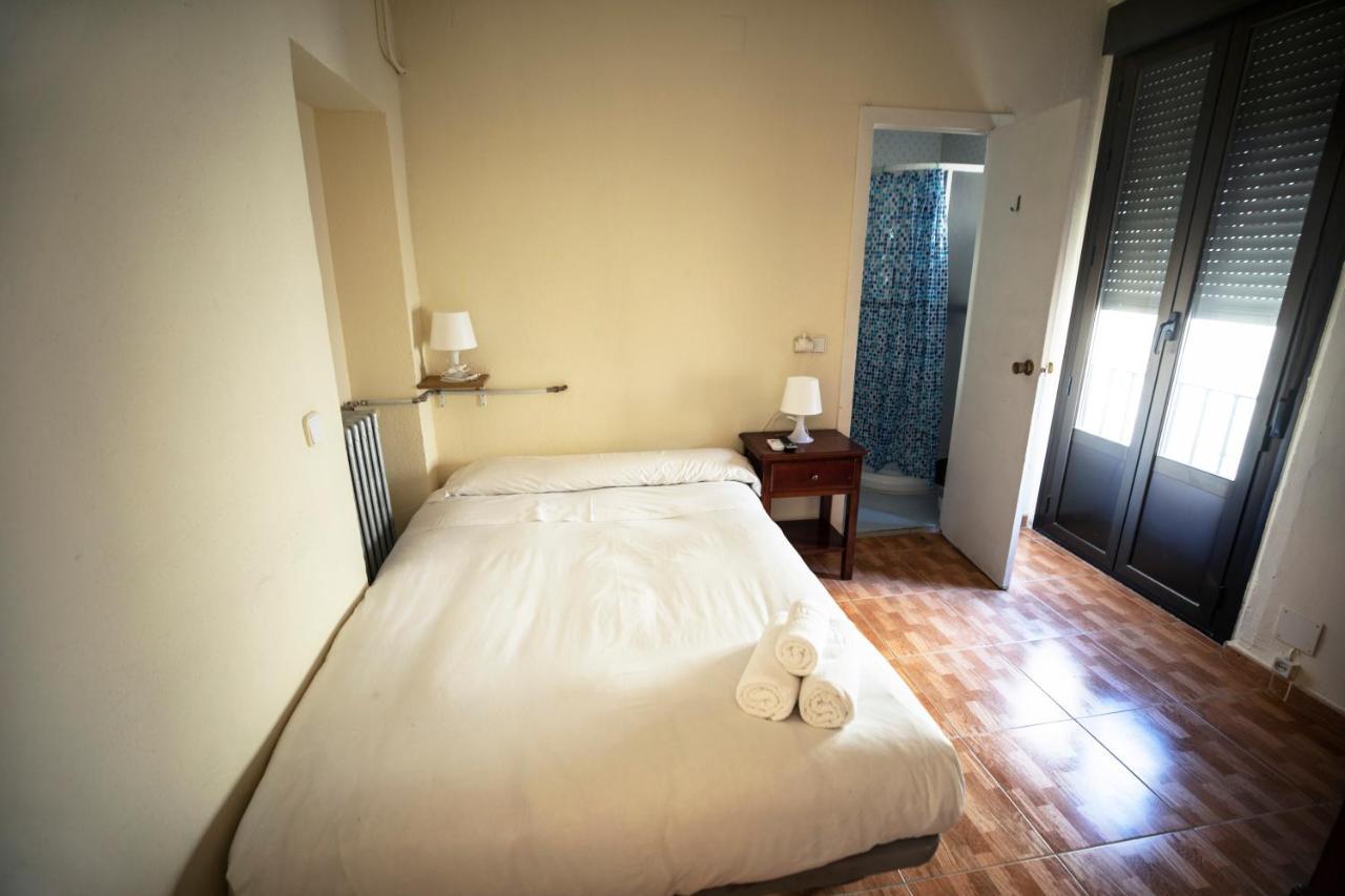 Hostal Los Perales Madrid Dış mekan fotoğraf A single room in a hotel