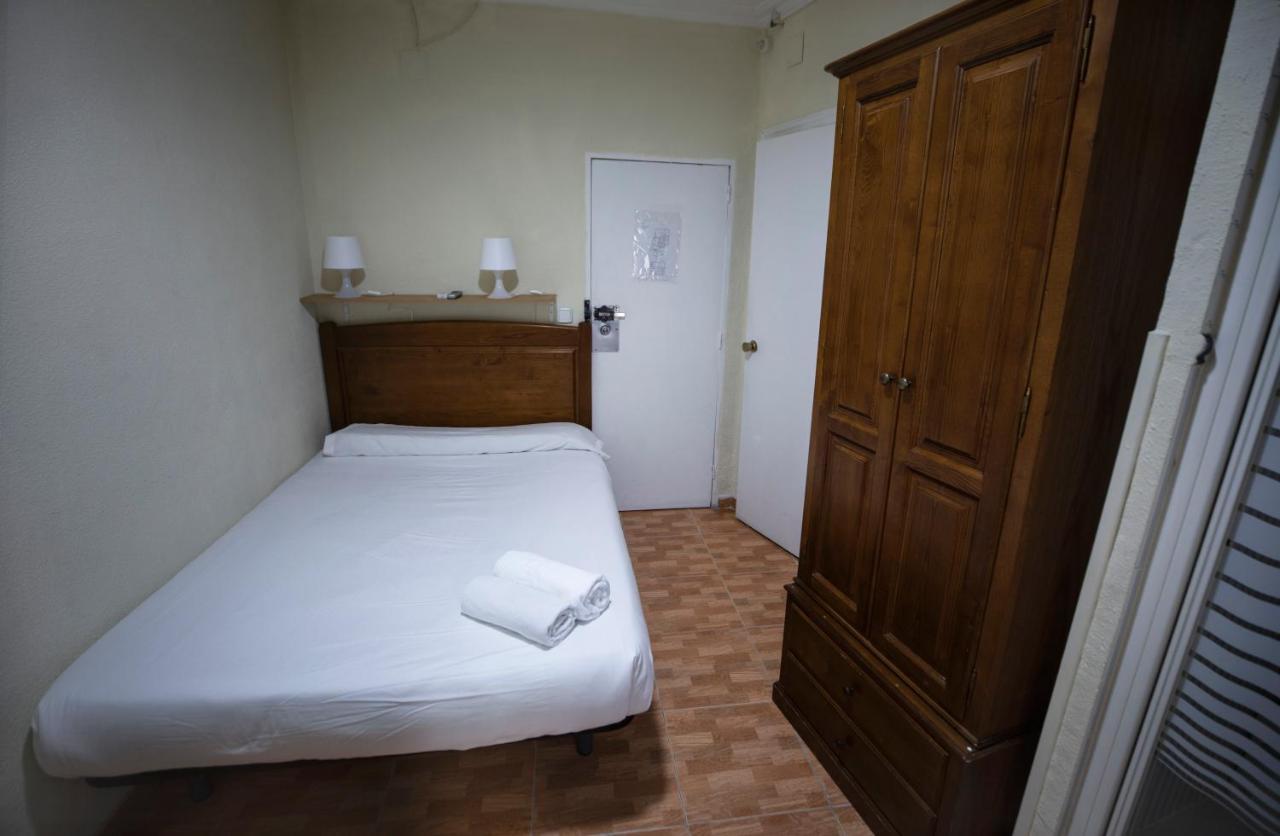 Hostal Los Perales Madrid Dış mekan fotoğraf A room at the hotel