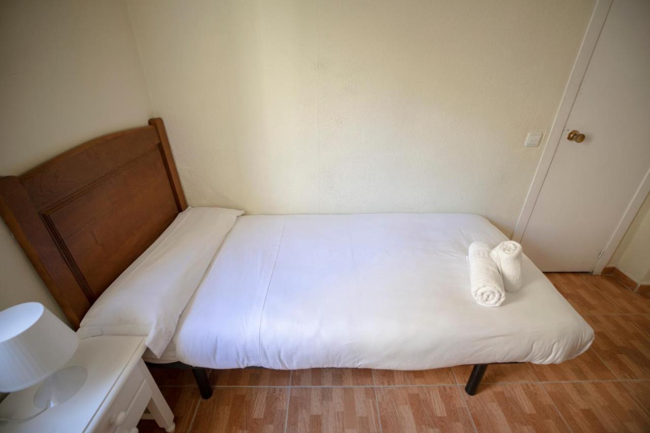 Hostal Los Perales Madrid Dış mekan fotoğraf A single bed