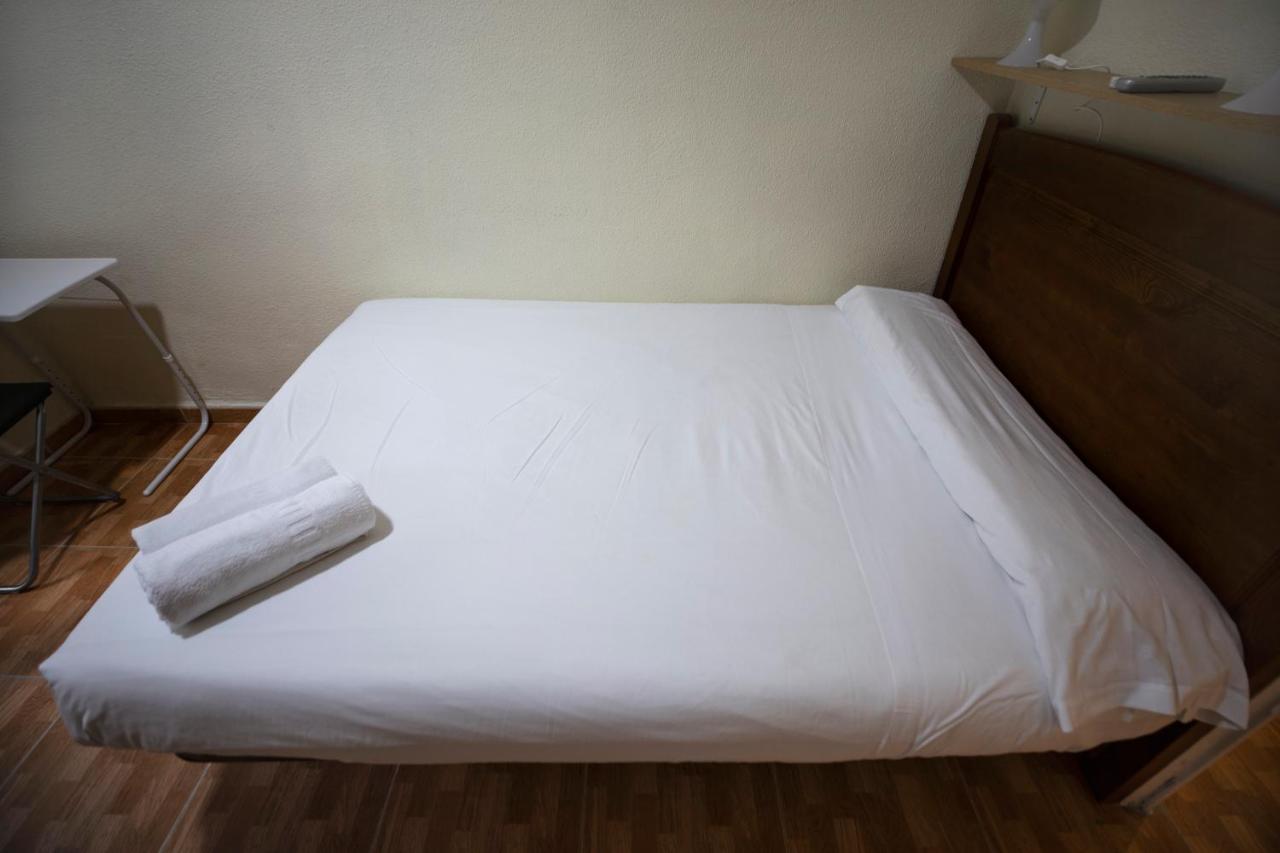 Hostal Los Perales Madrid Dış mekan fotoğraf A bed with a sheet