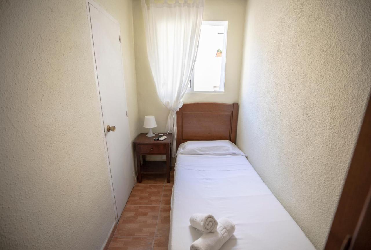 Hostal Los Perales Madrid Dış mekan fotoğraf A single room