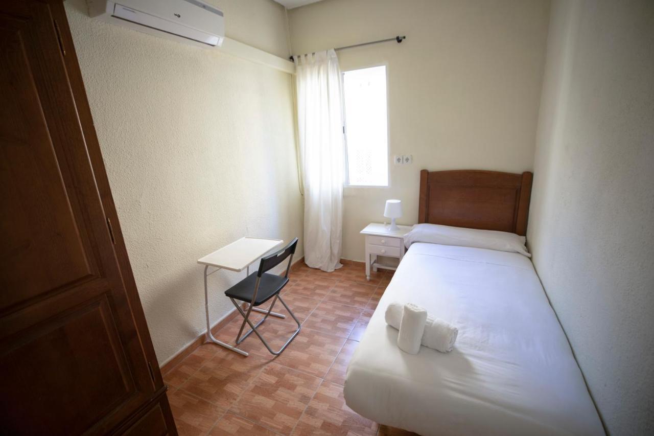 Hostal Los Perales Madrid Dış mekan fotoğraf A single room at a hostel in Spain