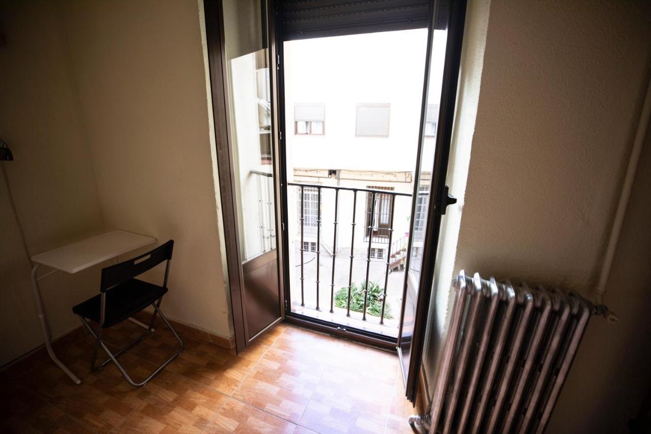 Hostal Los Perales Madrid Dış mekan fotoğraf A French door