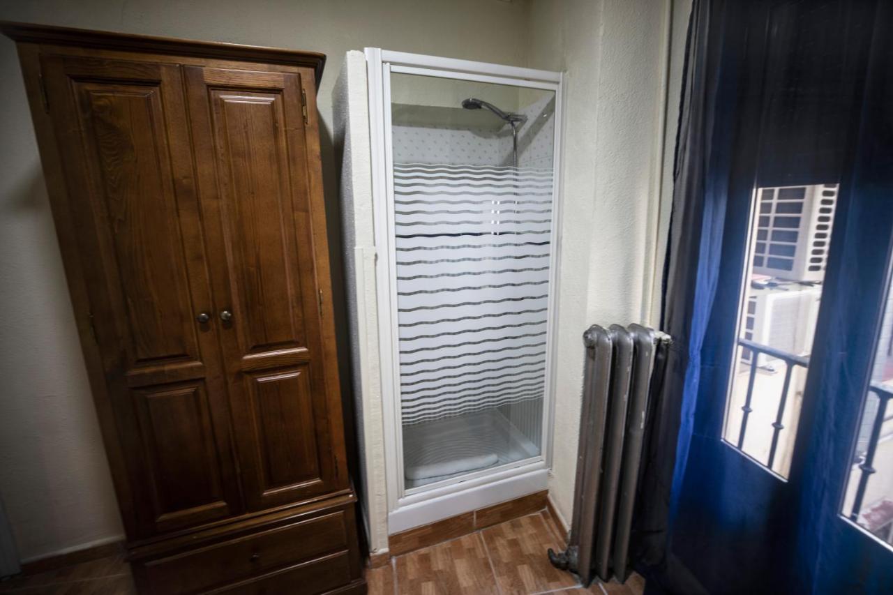 Hostal Los Perales Madrid Dış mekan fotoğraf A shower enclosure