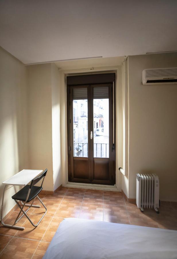 Hostal Los Perales Madrid Dış mekan fotoğraf A French window