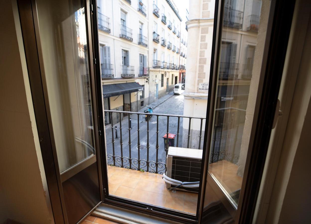 Hostal Los Perales Madrid Dış mekan fotoğraf A French window