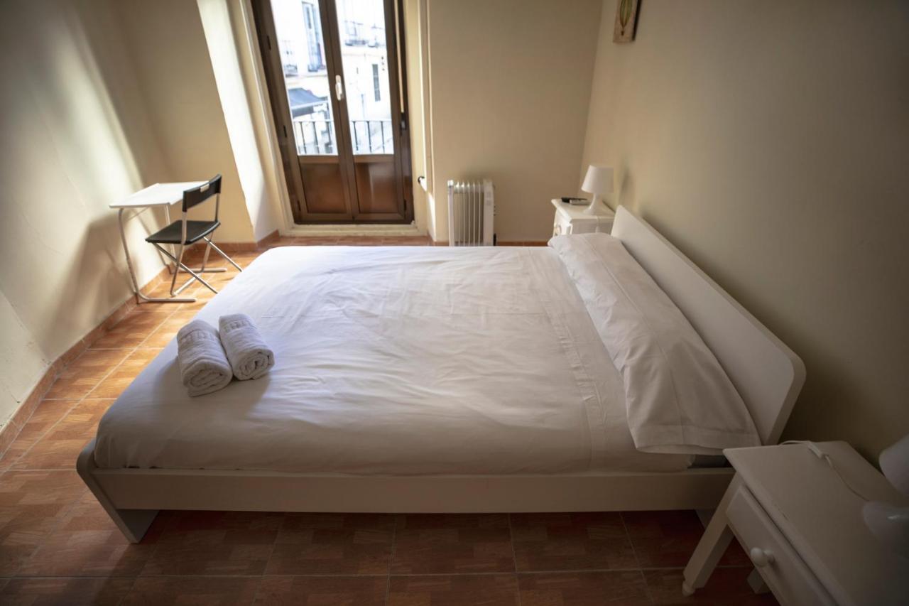 Hostal Los Perales Madrid Dış mekan fotoğraf A bedroom