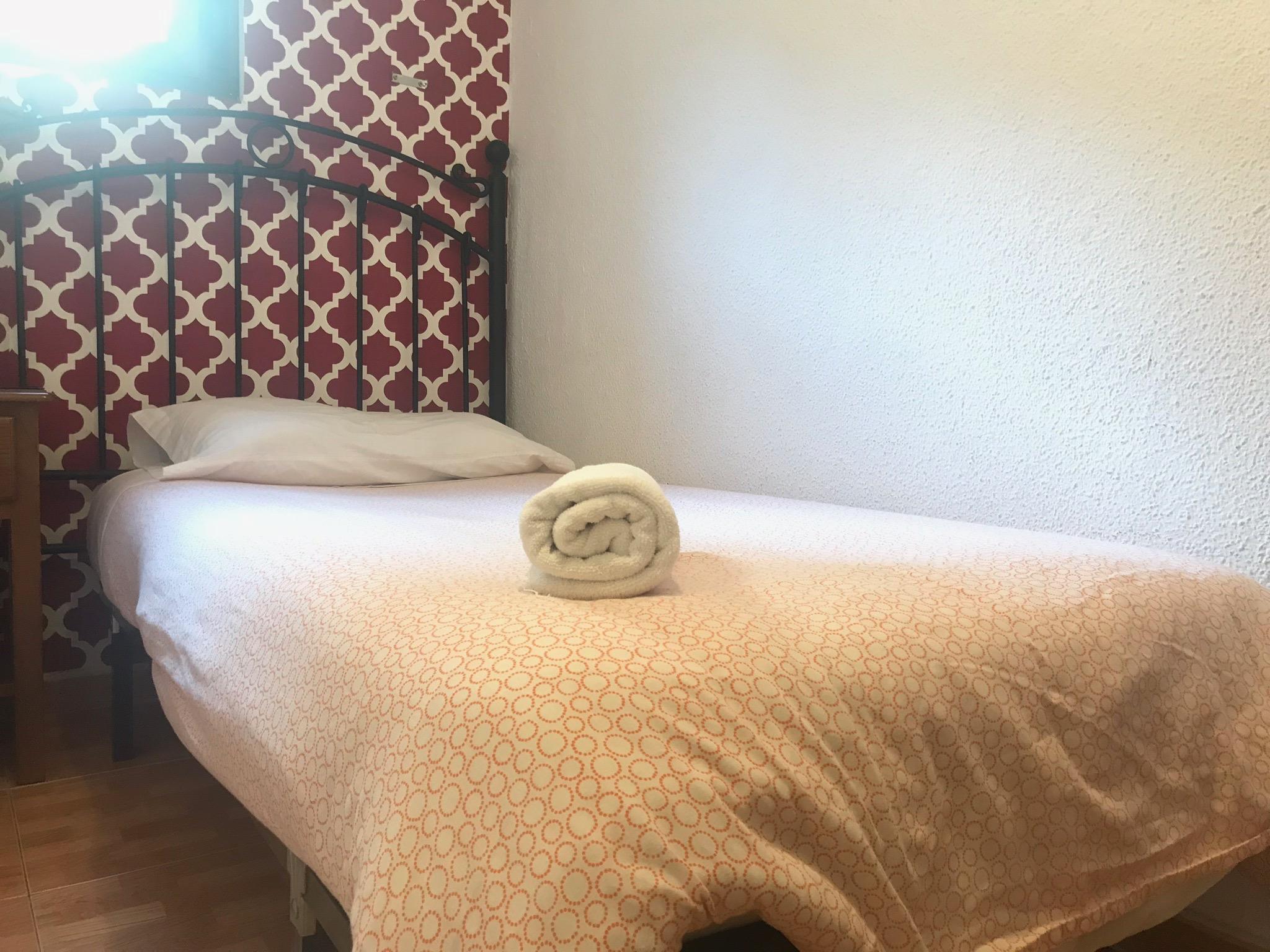 Hostal Los Perales Madrid Dış mekan fotoğraf A bed with a rolled towel