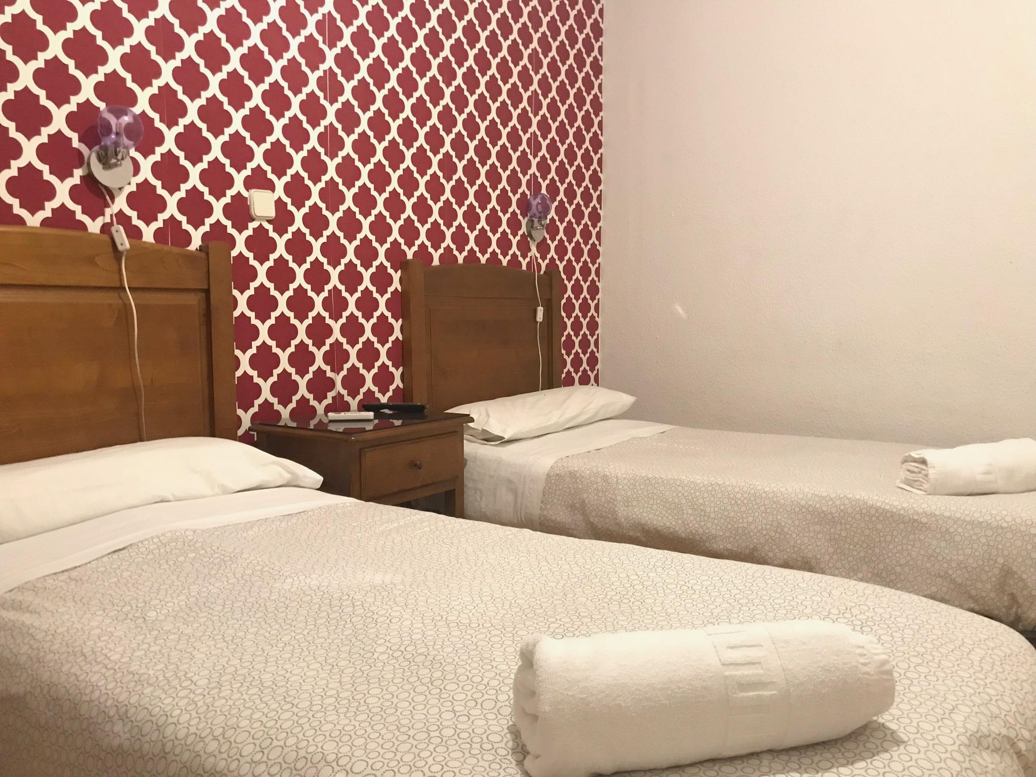 Hostal Los Perales Madrid Dış mekan fotoğraf A room at the hotel