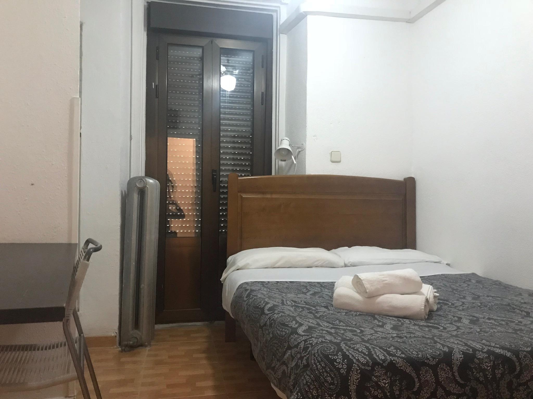Hostal Los Perales Madrid Dış mekan fotoğraf A room at the hostel