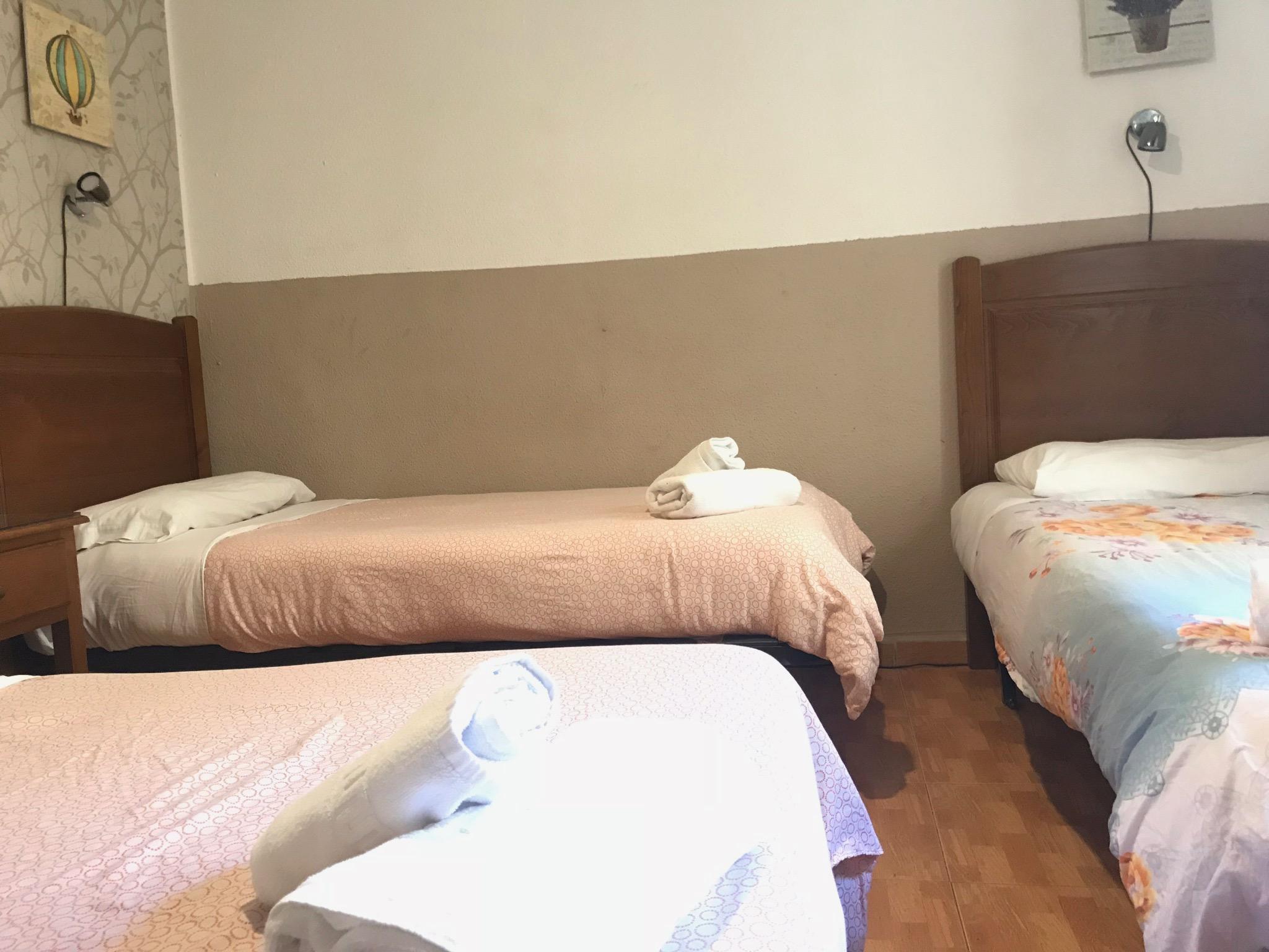 Hostal Los Perales Madrid Dış mekan fotoğraf A room at the hotel