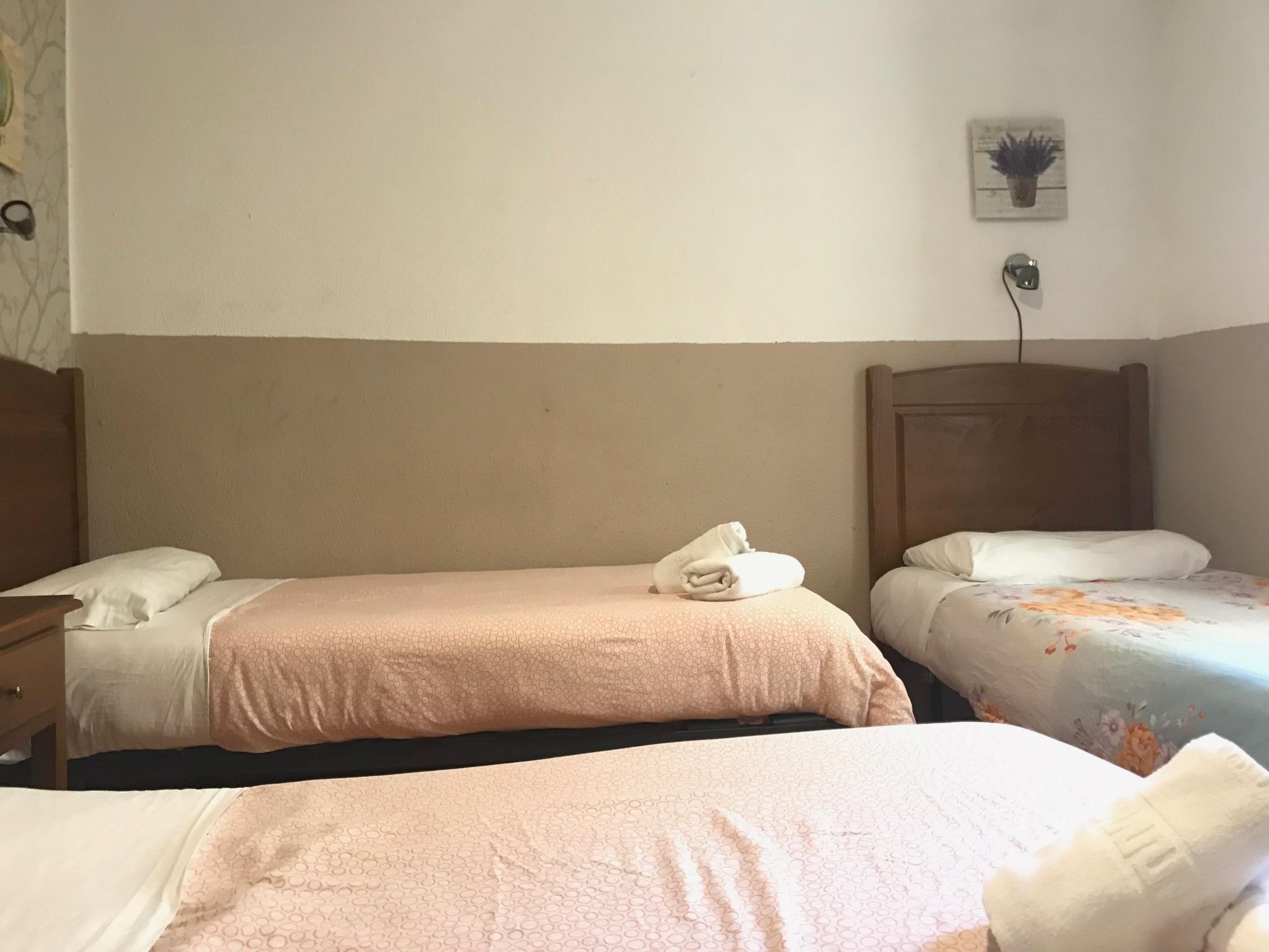 Hostal Los Perales Madrid Dış mekan fotoğraf A room at the hotel