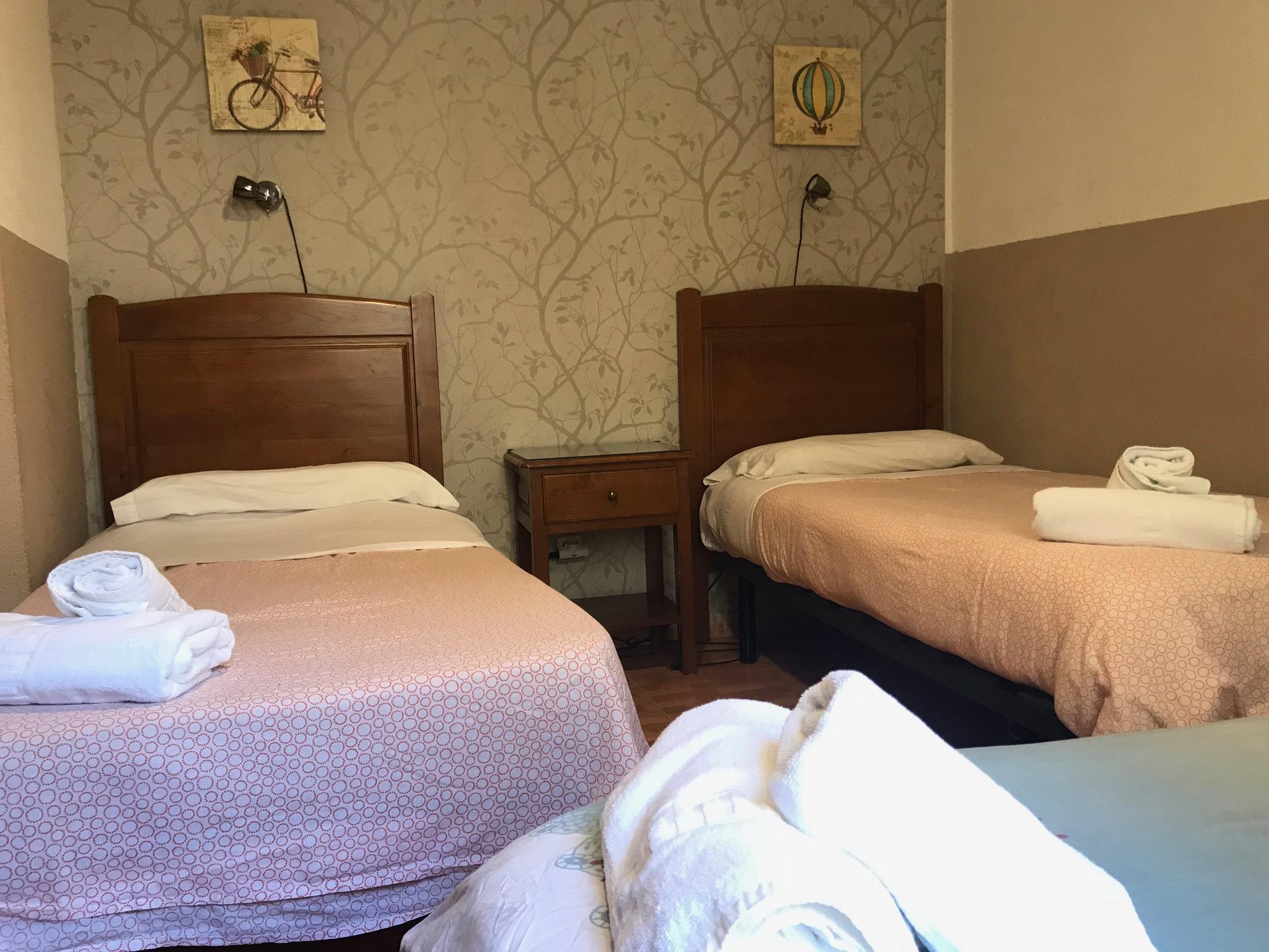 Hostal Los Perales Madrid Dış mekan fotoğraf A typical room at the hotel