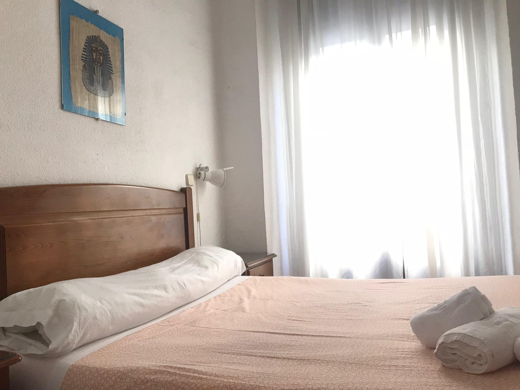 Hostal Los Perales Madrid Dış mekan fotoğraf A bedroom in a hotel