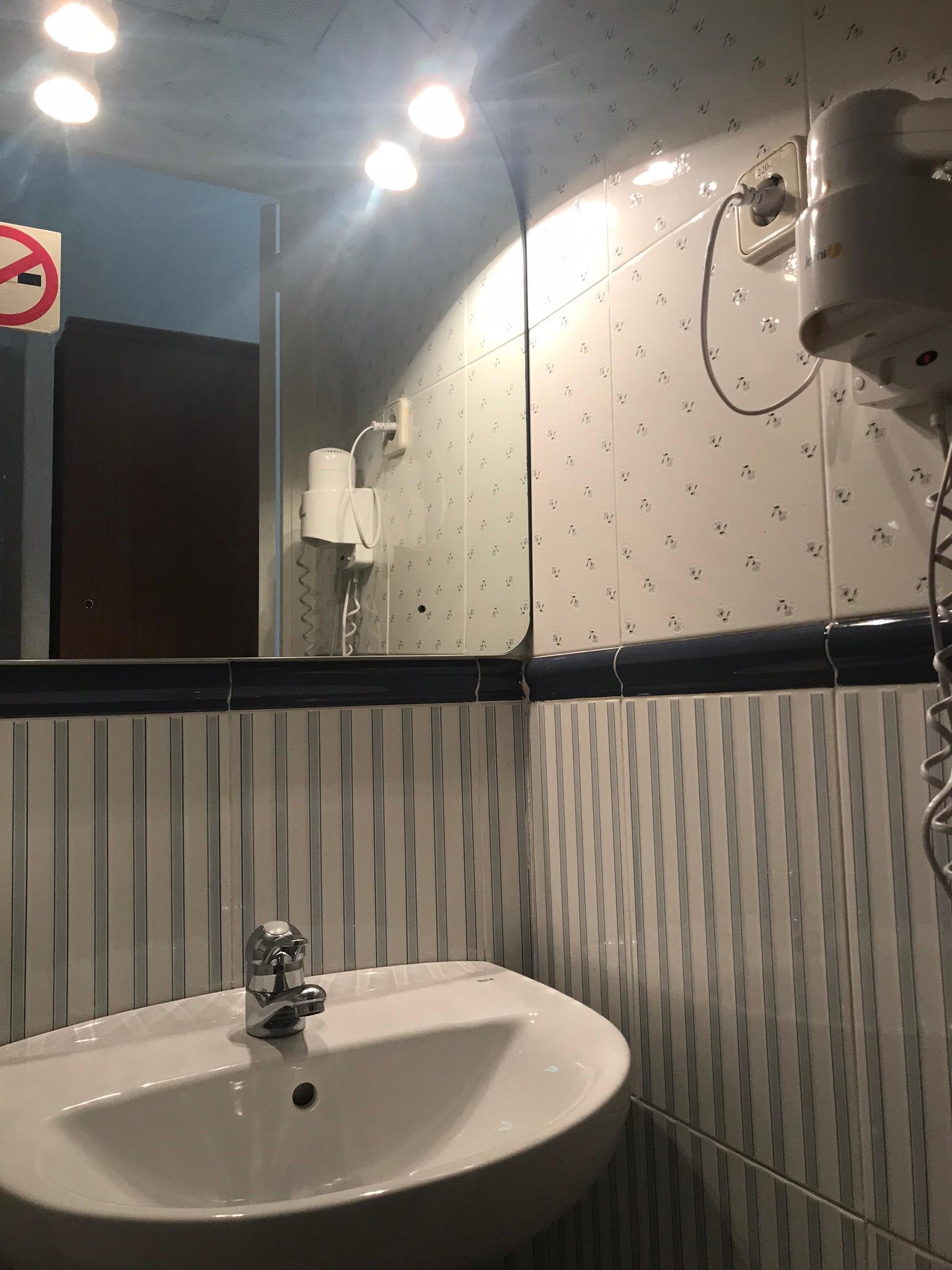 Hostal Los Perales Madrid Dış mekan fotoğraf A shower in a hotel bathroom