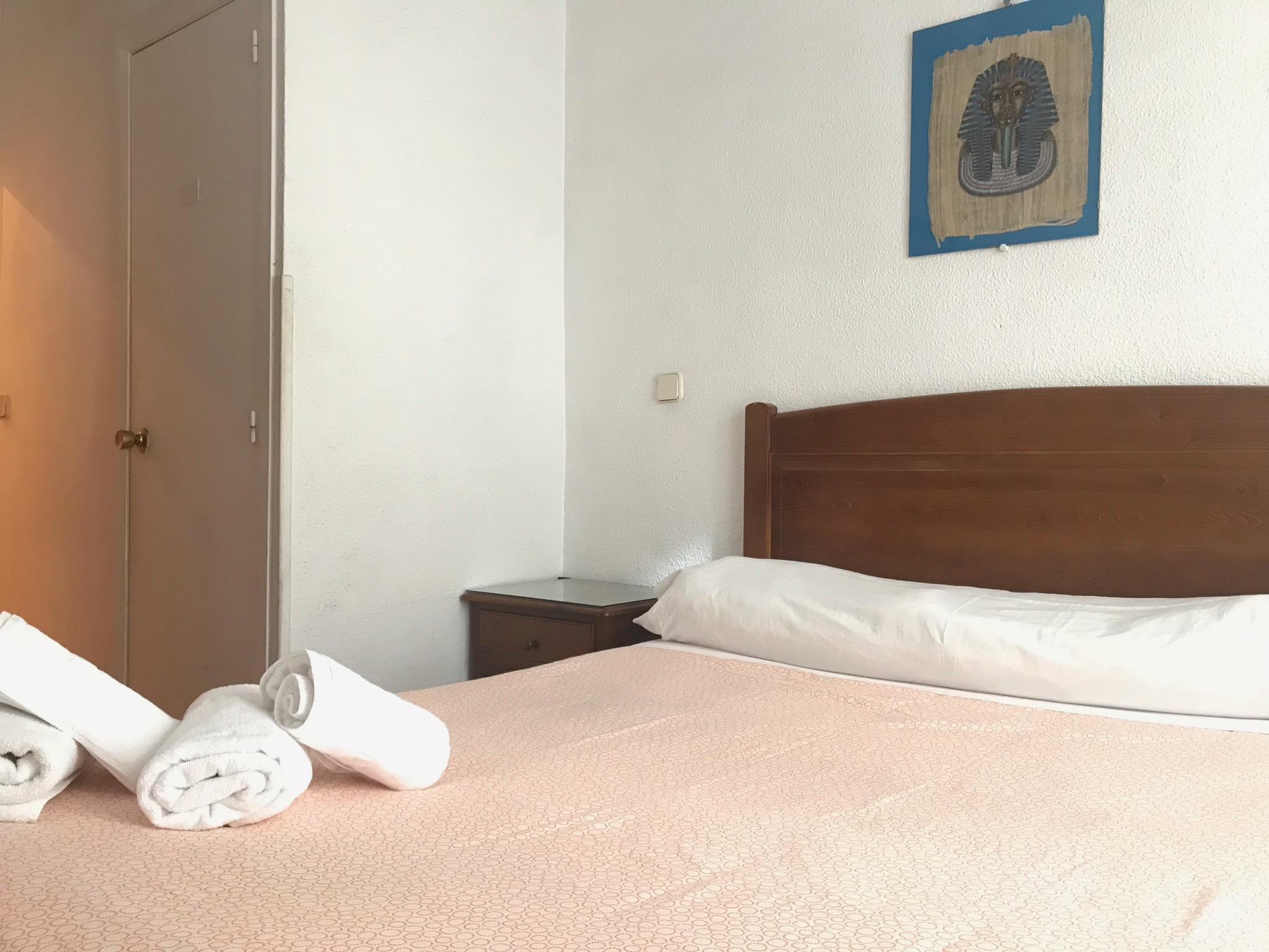 Hostal Los Perales Madrid Dış mekan fotoğraf A bedroom at the hotel