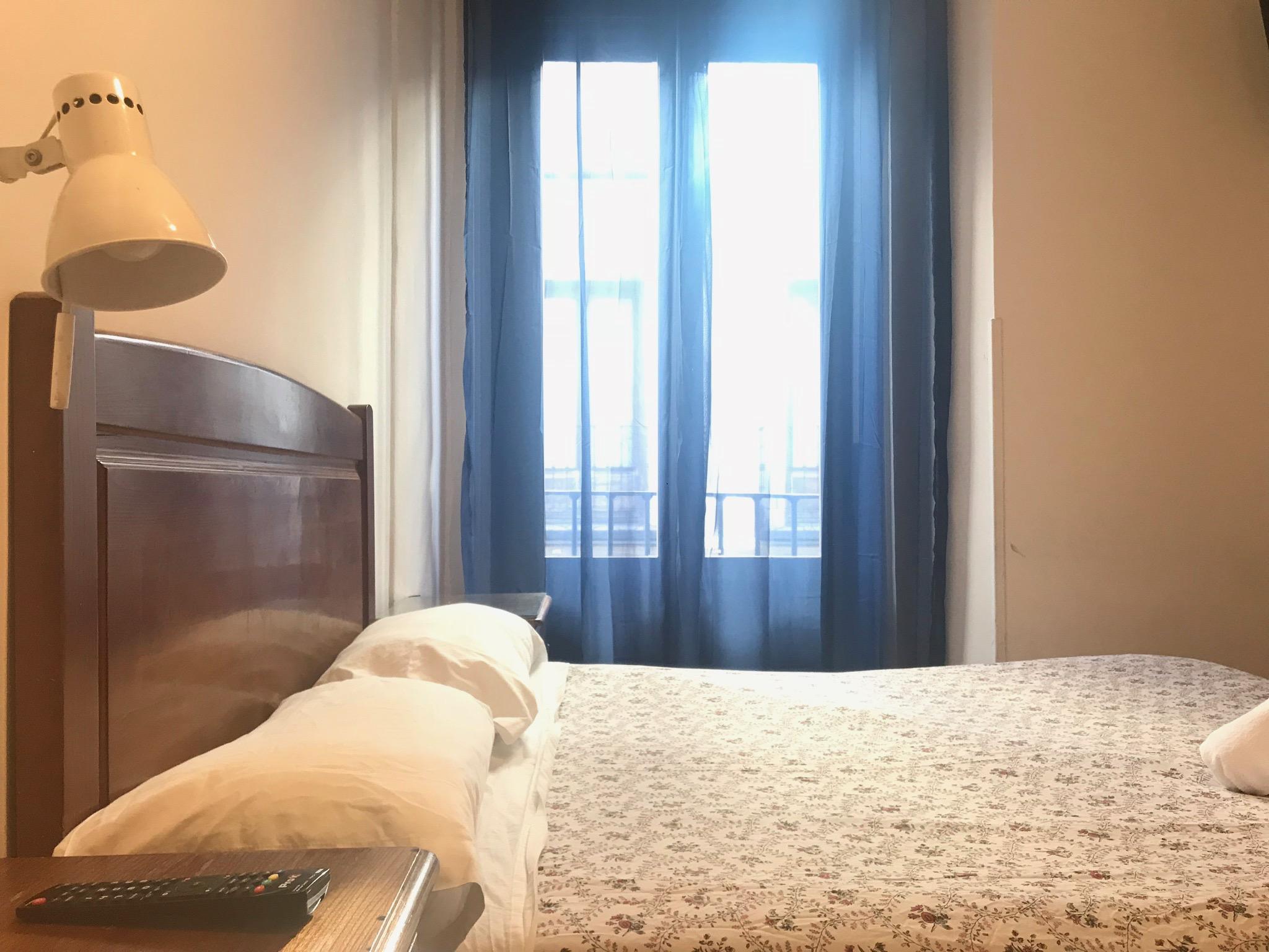 Hostal Los Perales Madrid Dış mekan fotoğraf A bedroom in a hotel