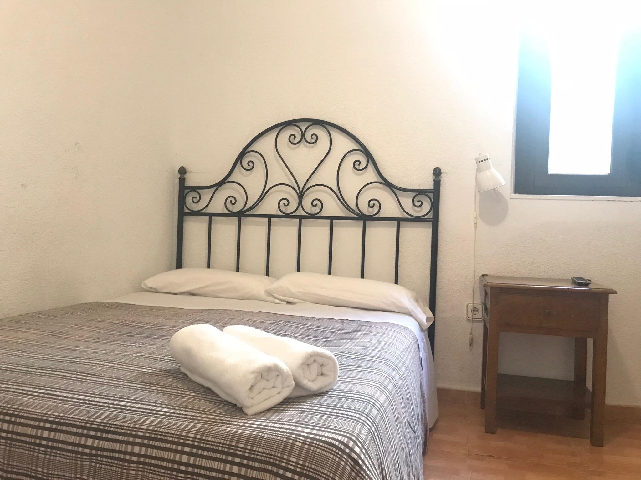 Hostal Los Perales Madrid Dış mekan fotoğraf A guest room at the hotel