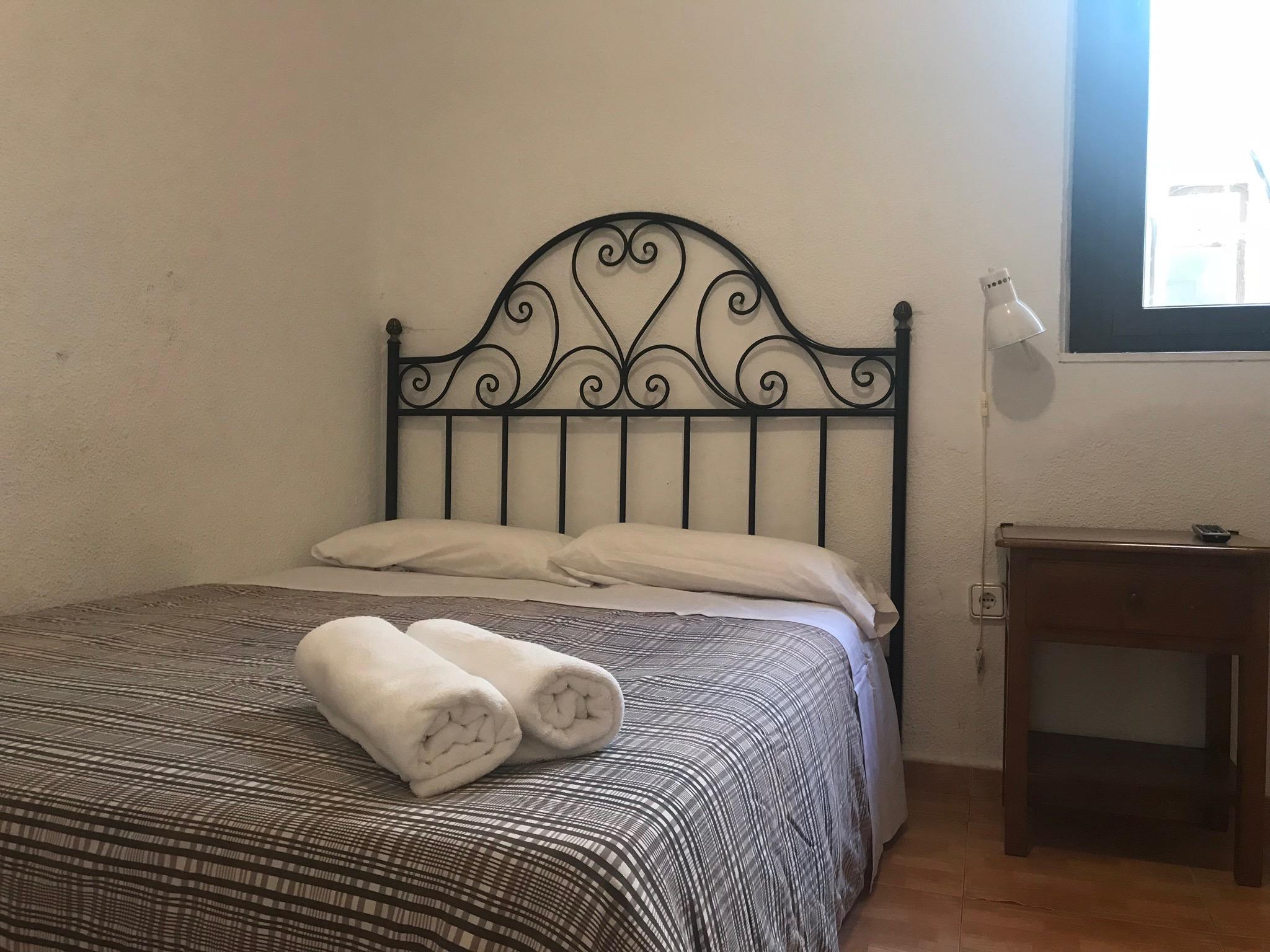 Hostal Los Perales Madrid Dış mekan fotoğraf A guest room at the hotel