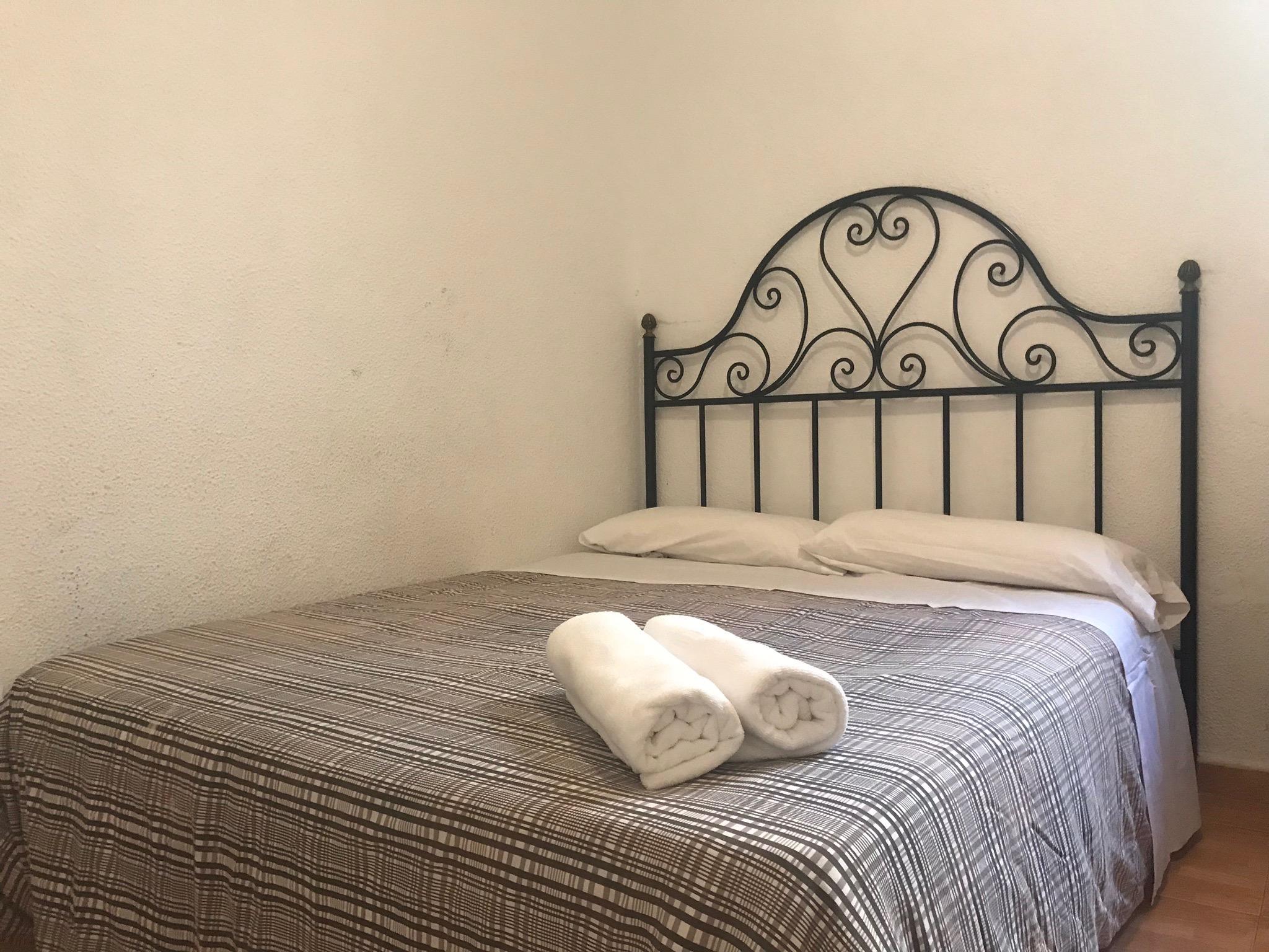 Hostal Los Perales Madrid Dış mekan fotoğraf A bed with a wrought iron headboard