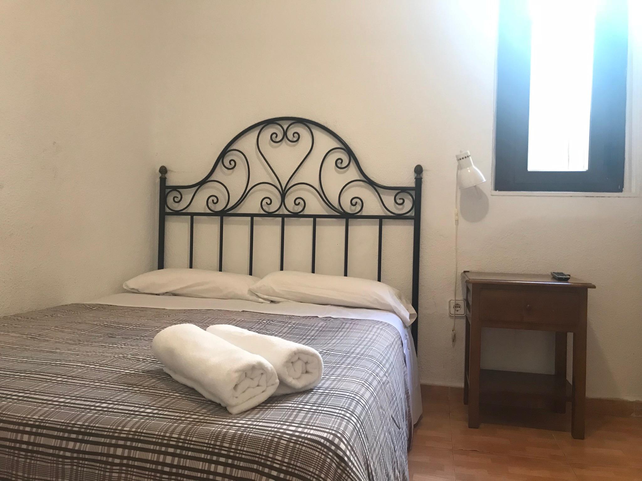 Hostal Los Perales Madrid Dış mekan fotoğraf A bedroom in a hostel