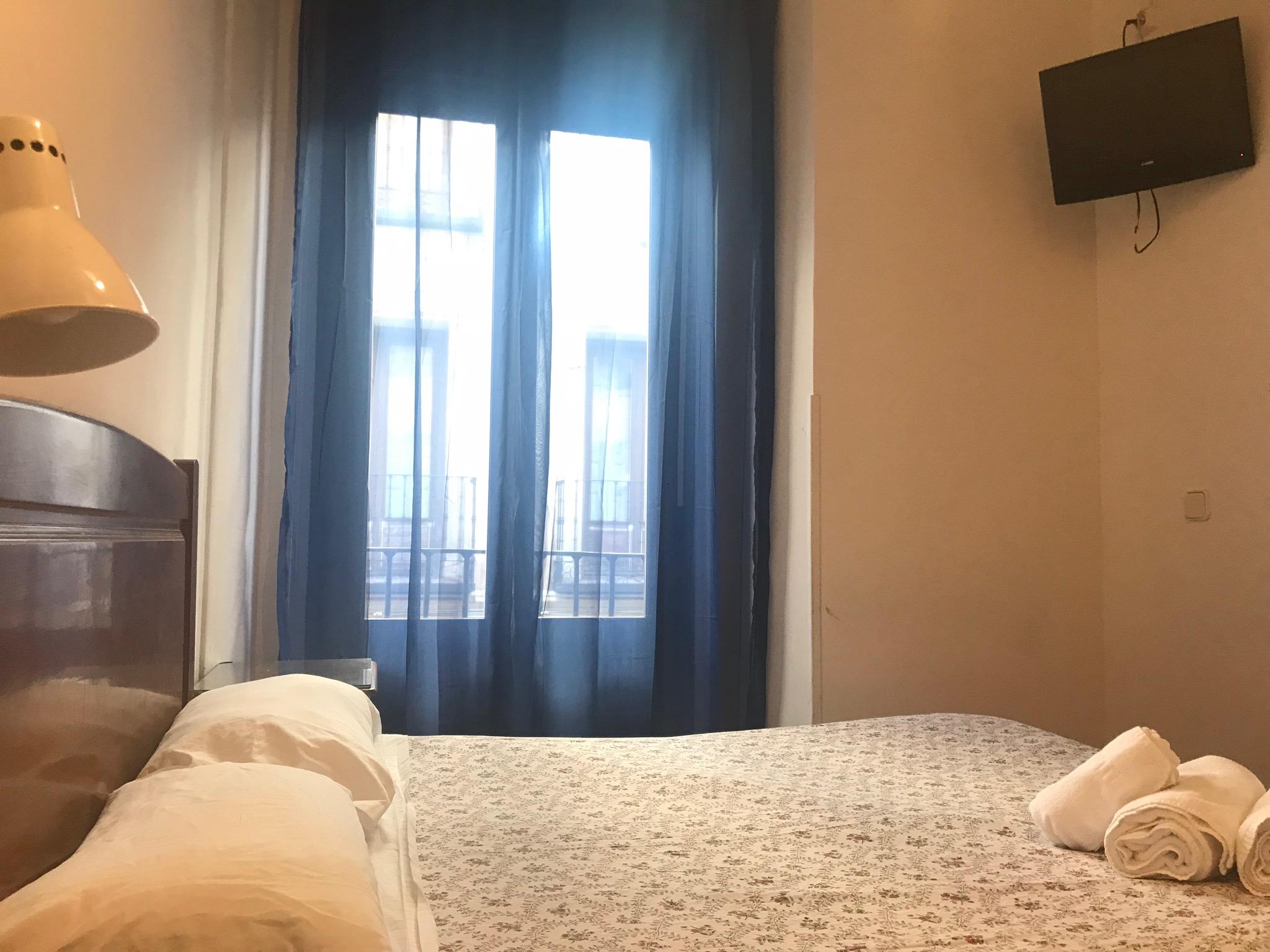 Hostal Los Perales Madrid Dış mekan fotoğraf A room at the hotel
