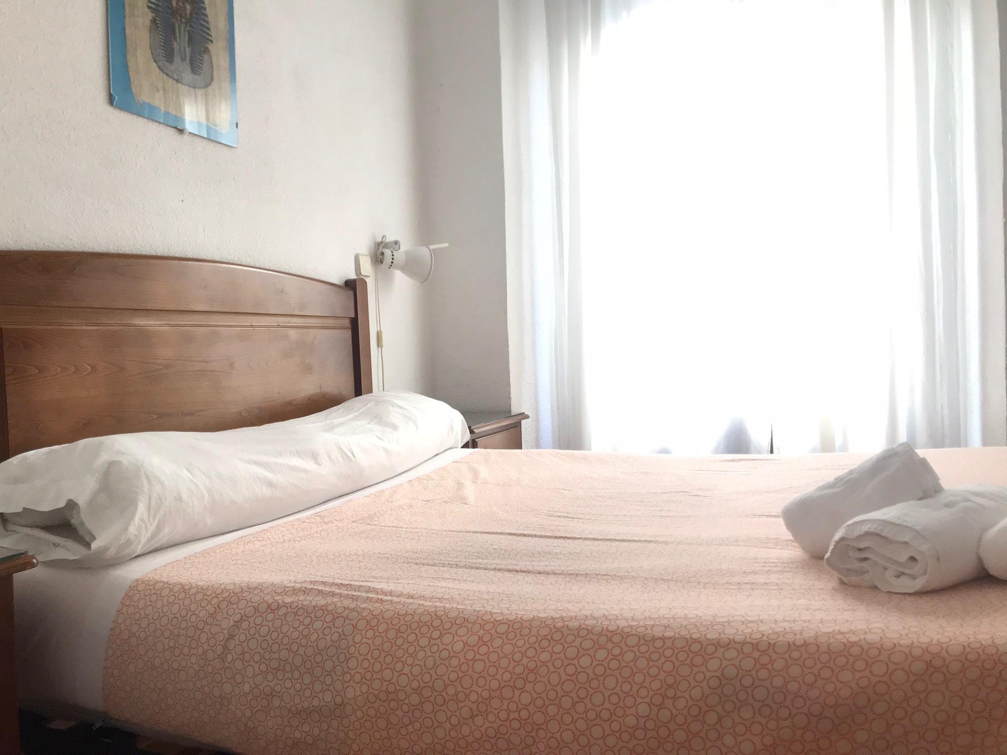 Hostal Los Perales Madrid Dış mekan fotoğraf A bed