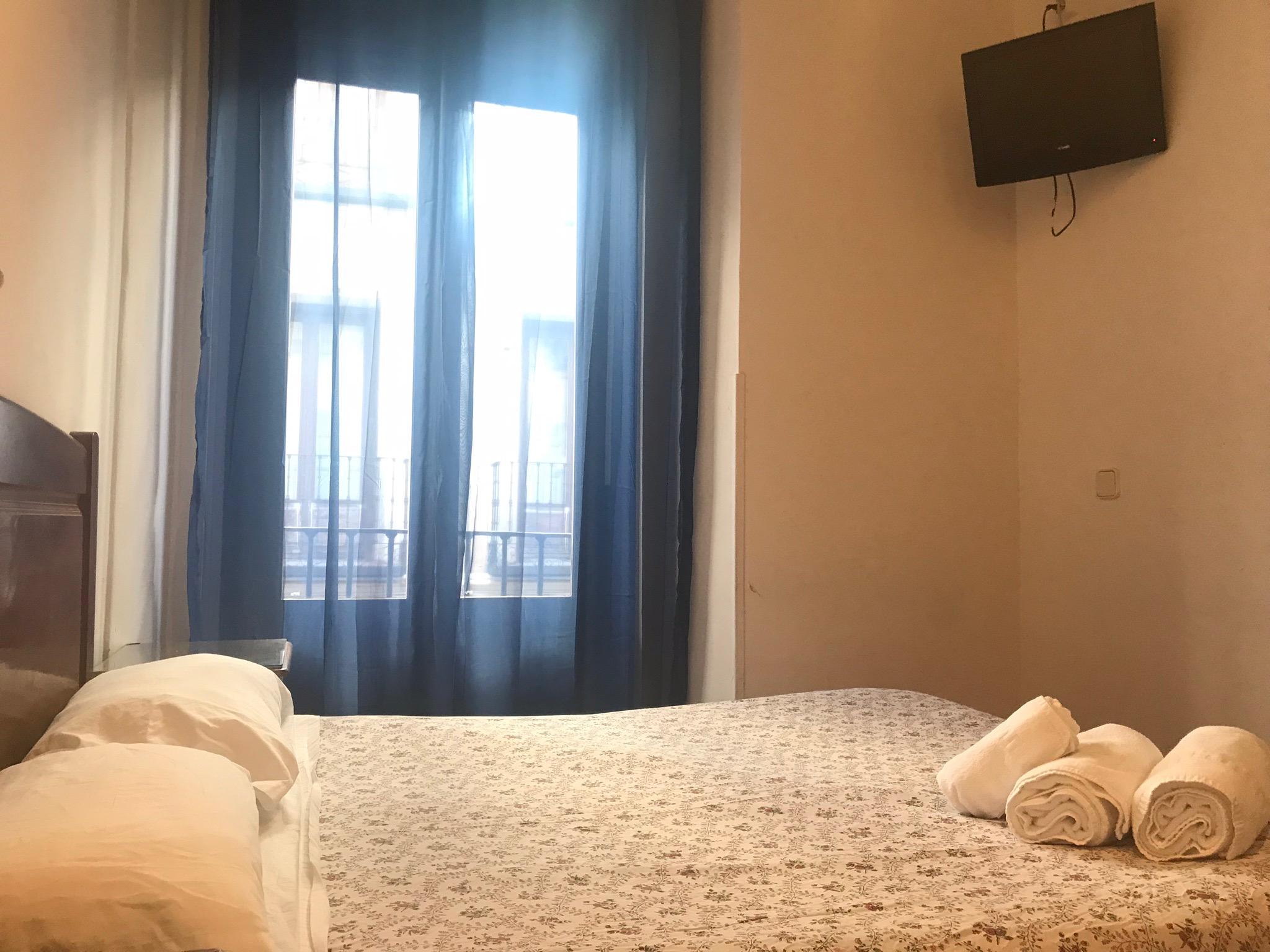 Hostal Los Perales Madrid Dış mekan fotoğraf A room at the hotel