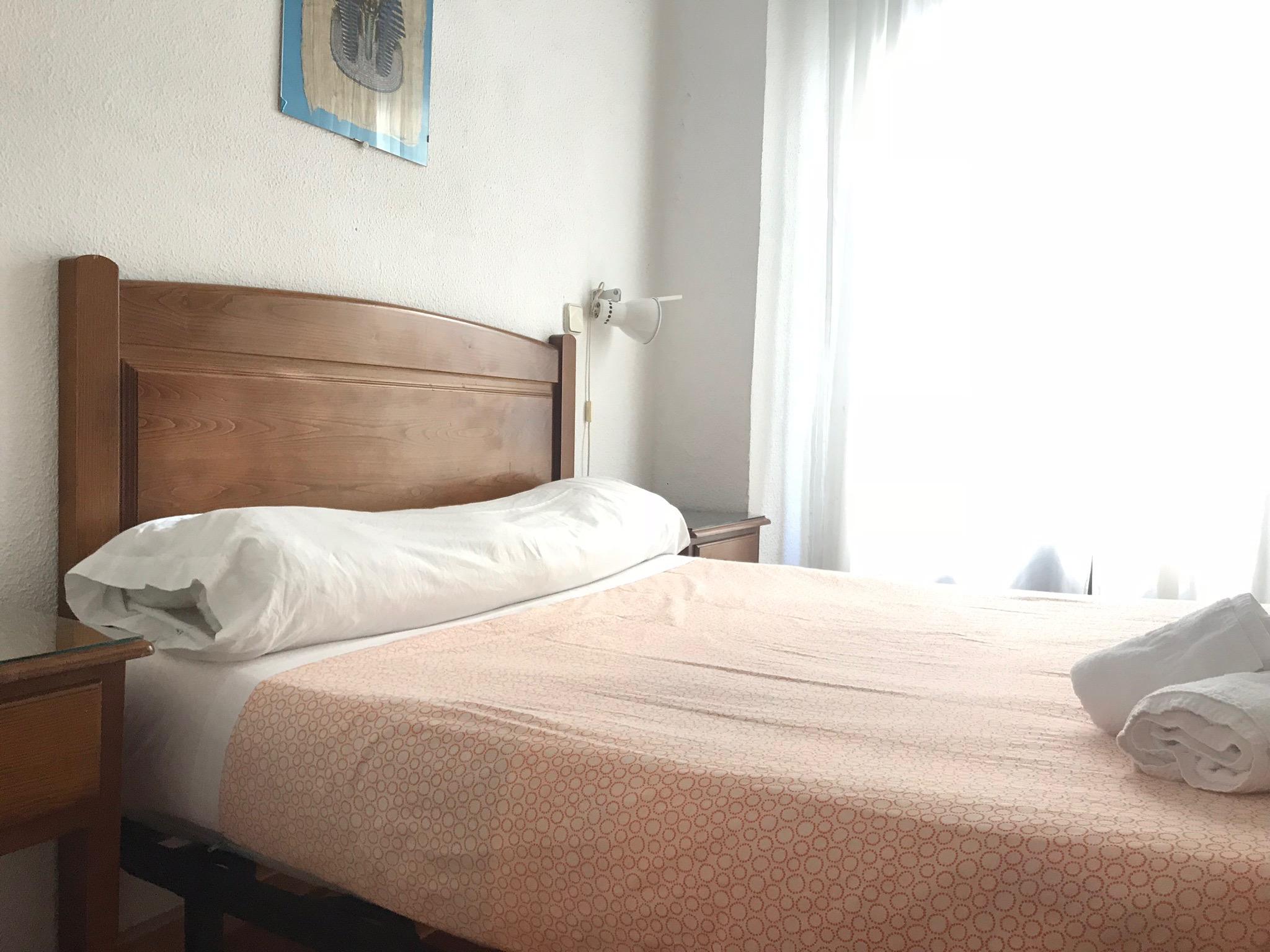 Hostal Los Perales Madrid Dış mekan fotoğraf A bed