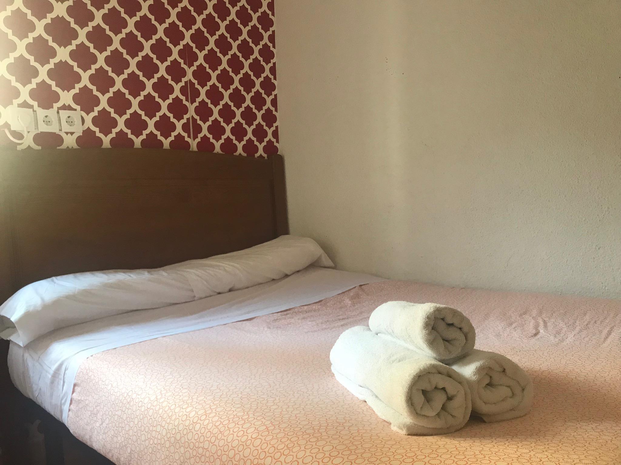 Hostal Los Perales Madrid Dış mekan fotoğraf A bed with towels