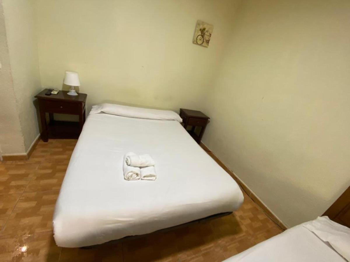 Hostal Los Perales Madrid Dış mekan fotoğraf A single bed