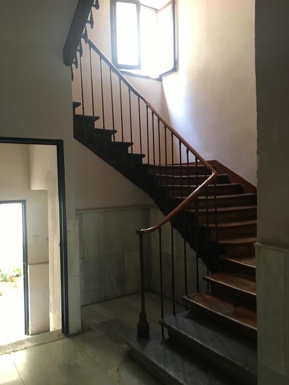 Hostal Los Perales Madrid Dış mekan fotoğraf The staircase of the house