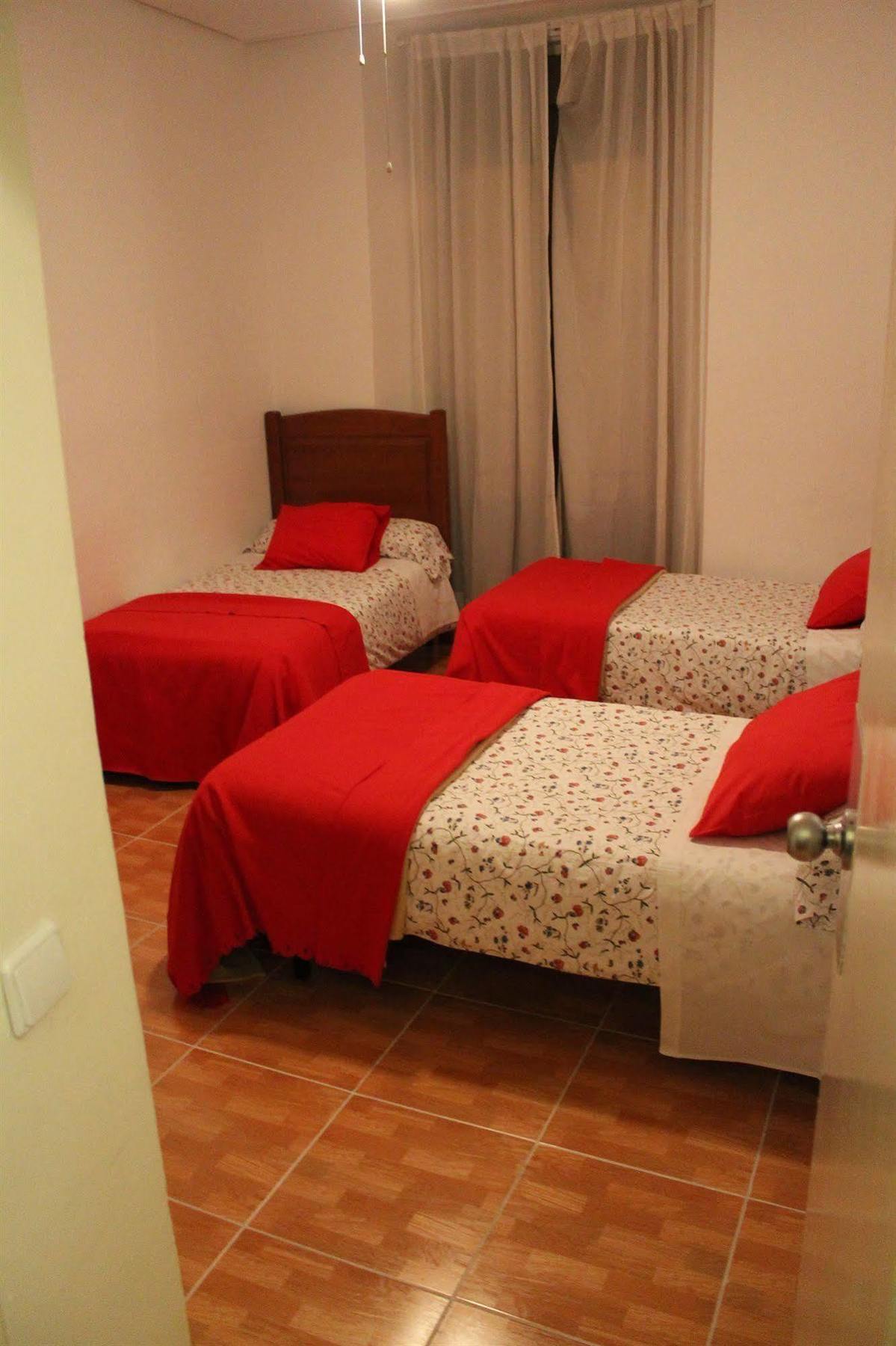 Hostal Los Perales Madrid Dış mekan fotoğraf A room at the hostel