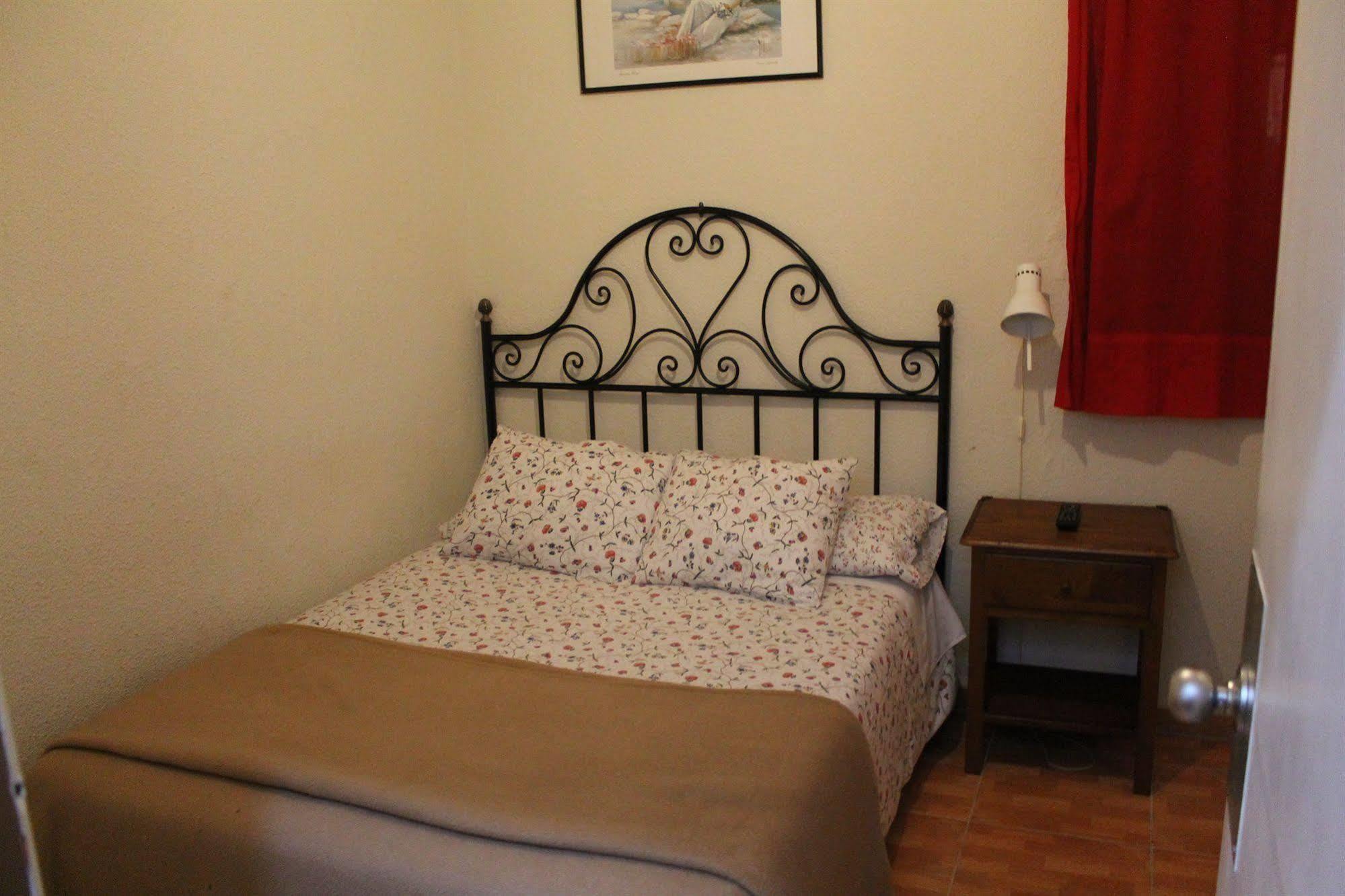 Hostal Los Perales Madrid Dış mekan fotoğraf A typical room at the hostel