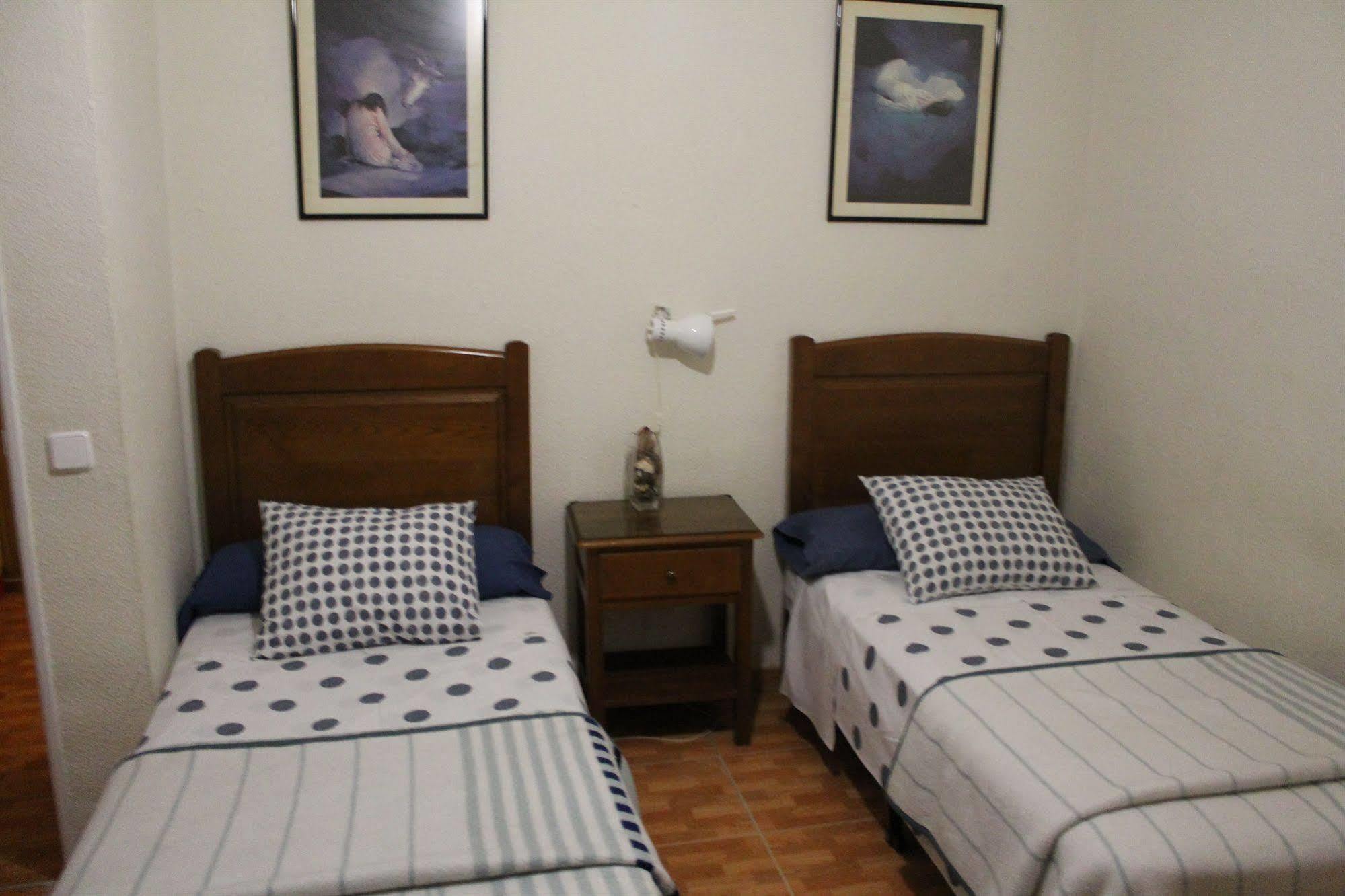 Hostal Los Perales Madrid Dış mekan fotoğraf A bedroom with two single beds