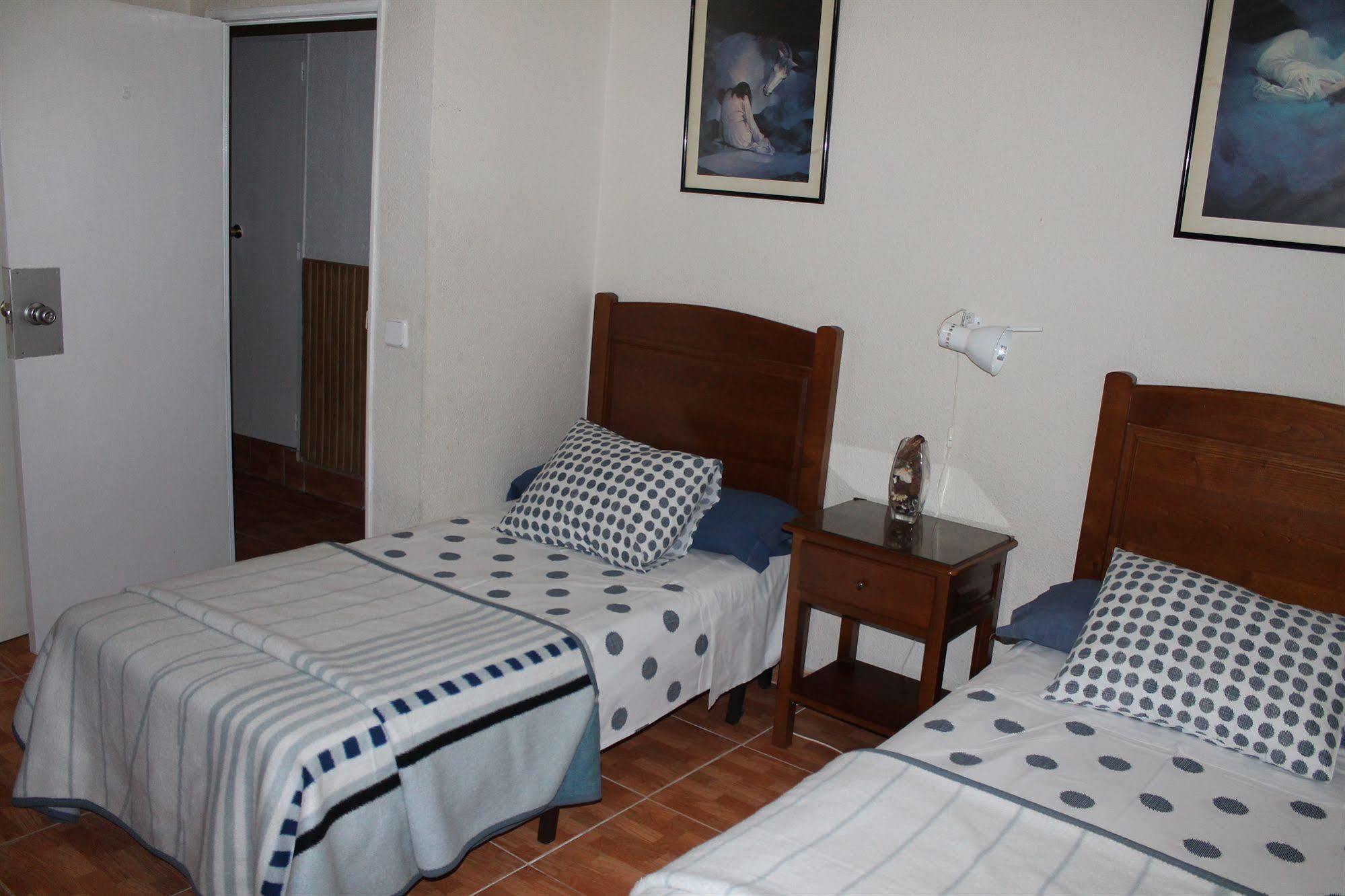 Hostal Los Perales Madrid Dış mekan fotoğraf A typical bedroom