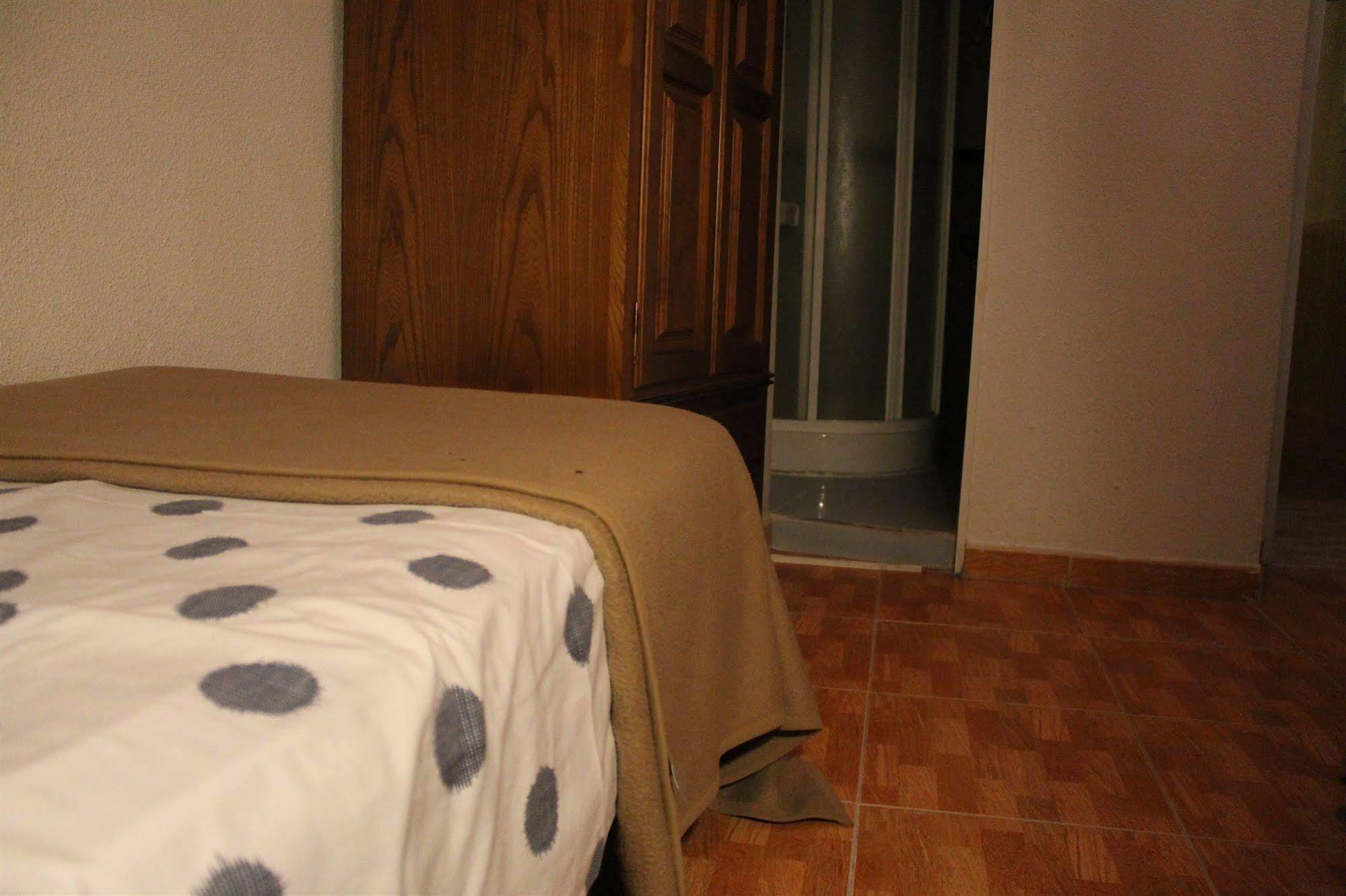 Hostal Los Perales Madrid Dış mekan fotoğraf A bed with a sábanas