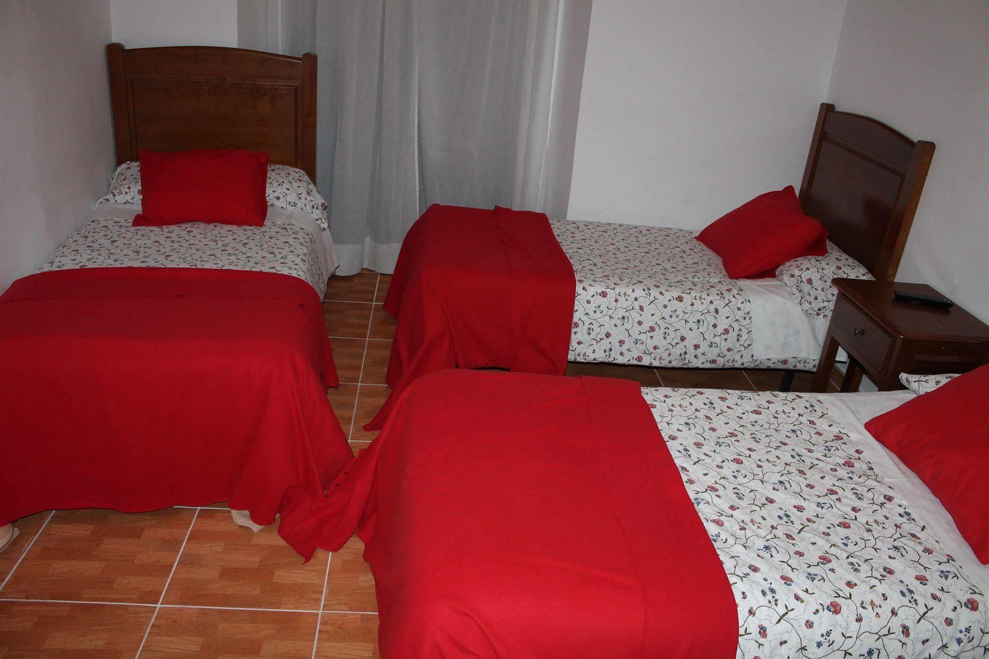 Hostal Los Perales Madrid Dış mekan fotoğraf A typical bedroom in a hostal