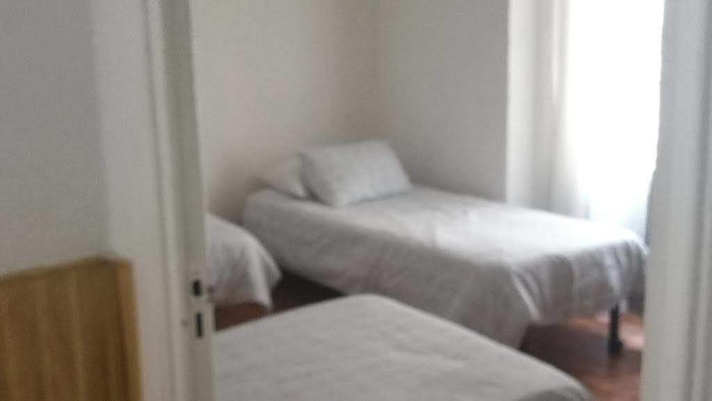 Hostal Los Perales Madrid Dış mekan fotoğraf A typical room at the hostel
