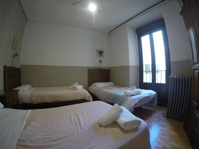 Hostal Los Perales Madrid Dış mekan fotoğraf A room at the hotel